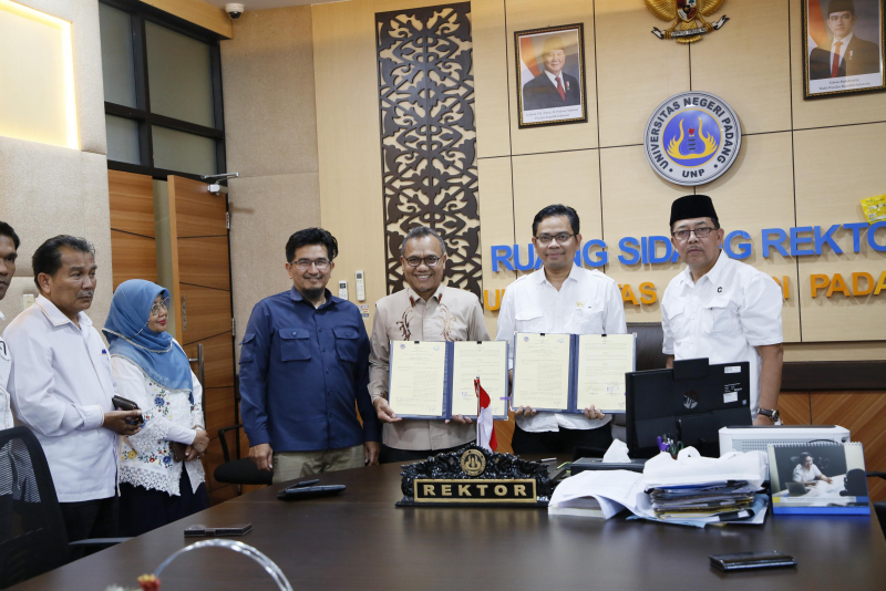 Universitas Negeri Padang dan Perumda Air Minum Tirta Sago Payakumbuh Tandatangan MoU