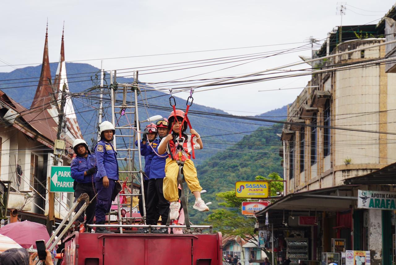 Atraksi Flying Fox dari Satpol PP Damkar Padang Panjang Semarakkan Car Free Day