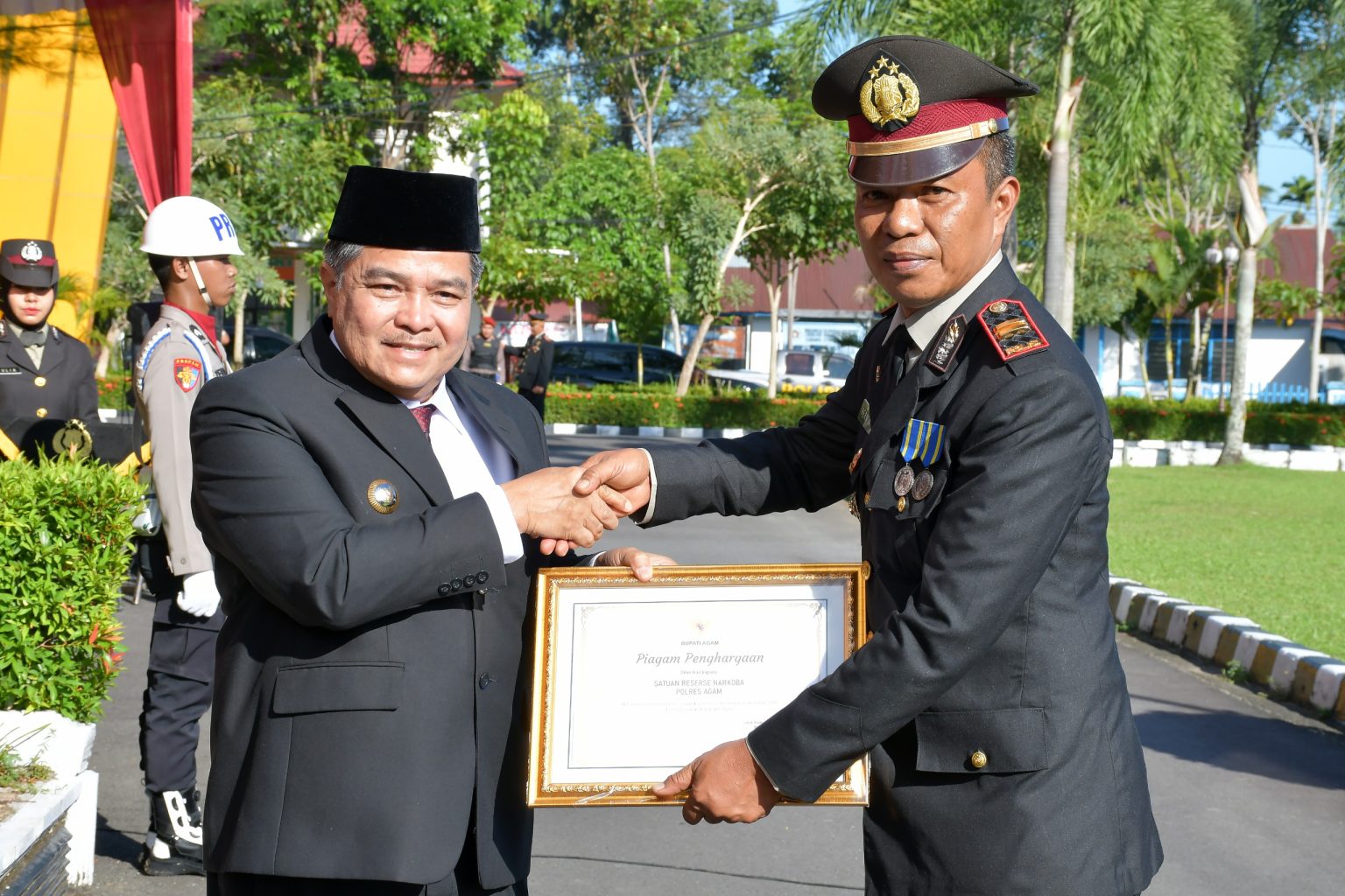 Bupati Agam Benni Warlis Beri Penghargaan Kepada Satres Narkoba Polres Agam Komitmen Berantas Narkoba