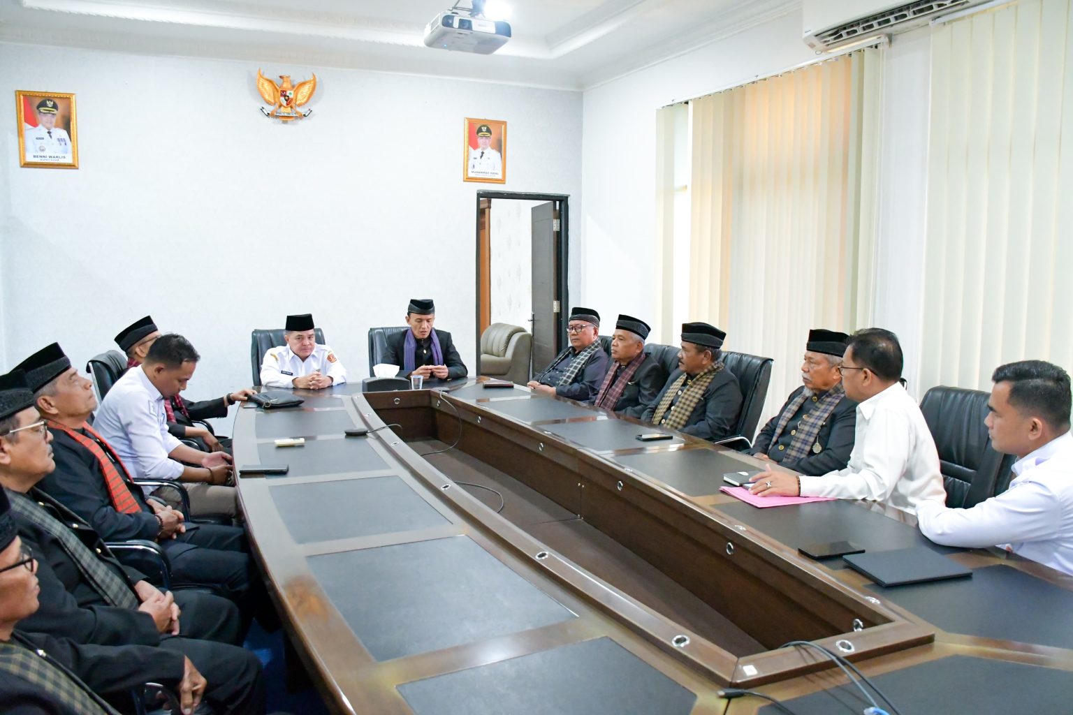 Bupati Agam Benni Warlis dan LKAAM Lubuk Basung Bahas Persiapan HUT ke-32 Kepindahan Ibukota Agam
