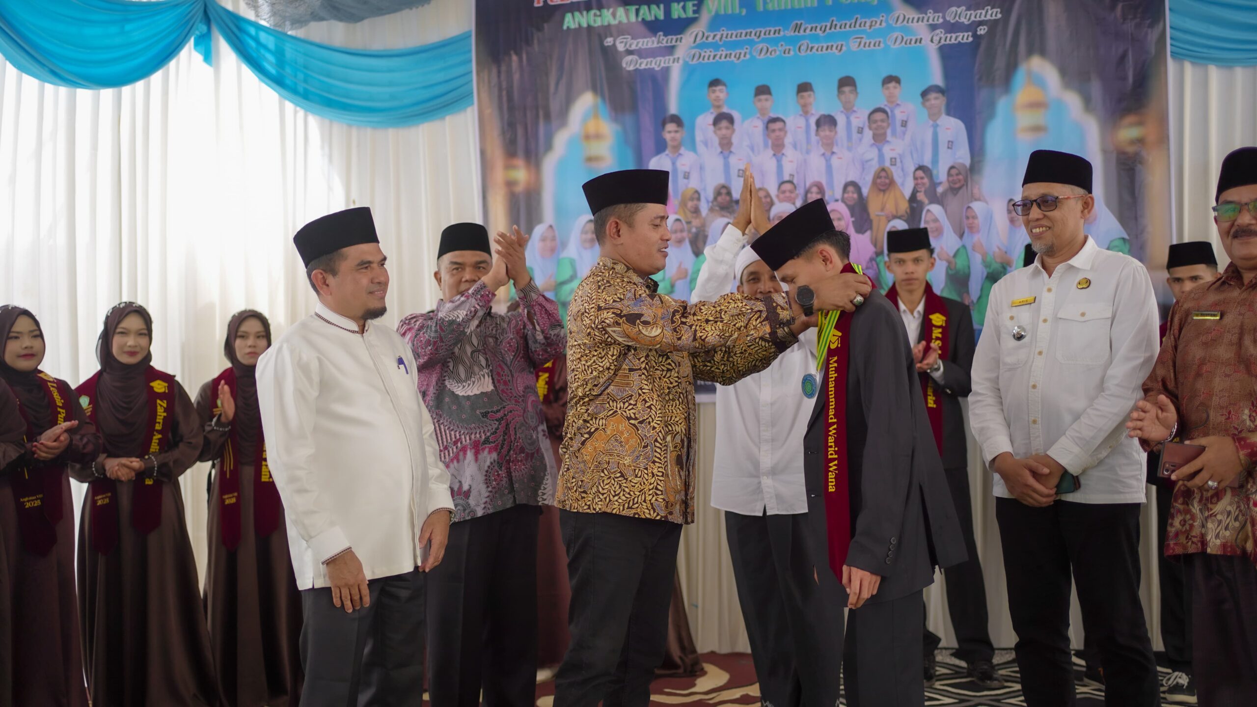 Bupati Jon Firman Pandu dan Wakil Bupati Solok Candra Hadiri Pelepasan Santri Kelas XII Pondok Pesantren Jabal Rahmah Tahun Pelajaran 2024/2025.
