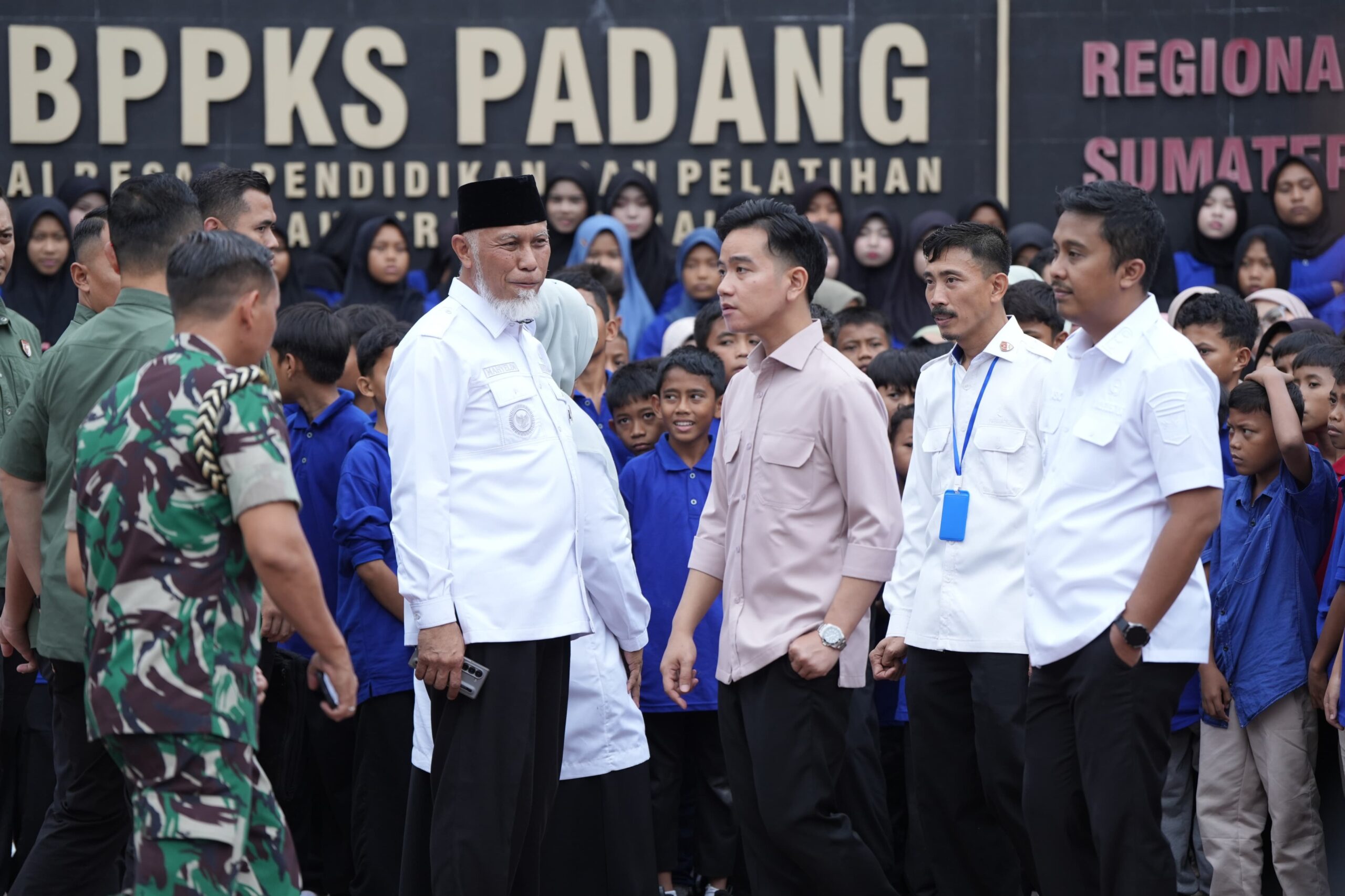 Mahyeldi Ansharullah dan Vasko Ruseimy Dampingi Wakil Presiden Republik Indonesia Gibran Rakabuming Raka Tinjau Sekolah Rakyat di Padang
