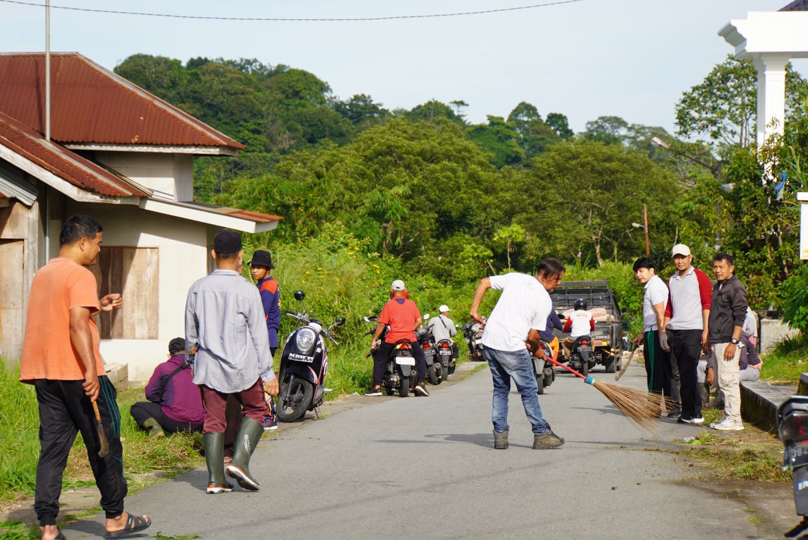 Padang Panjang Bergotong Royong di Kampung Manggis Bersihkan Lingkungan dari Semak Belukar dan Tumpukan Sampah