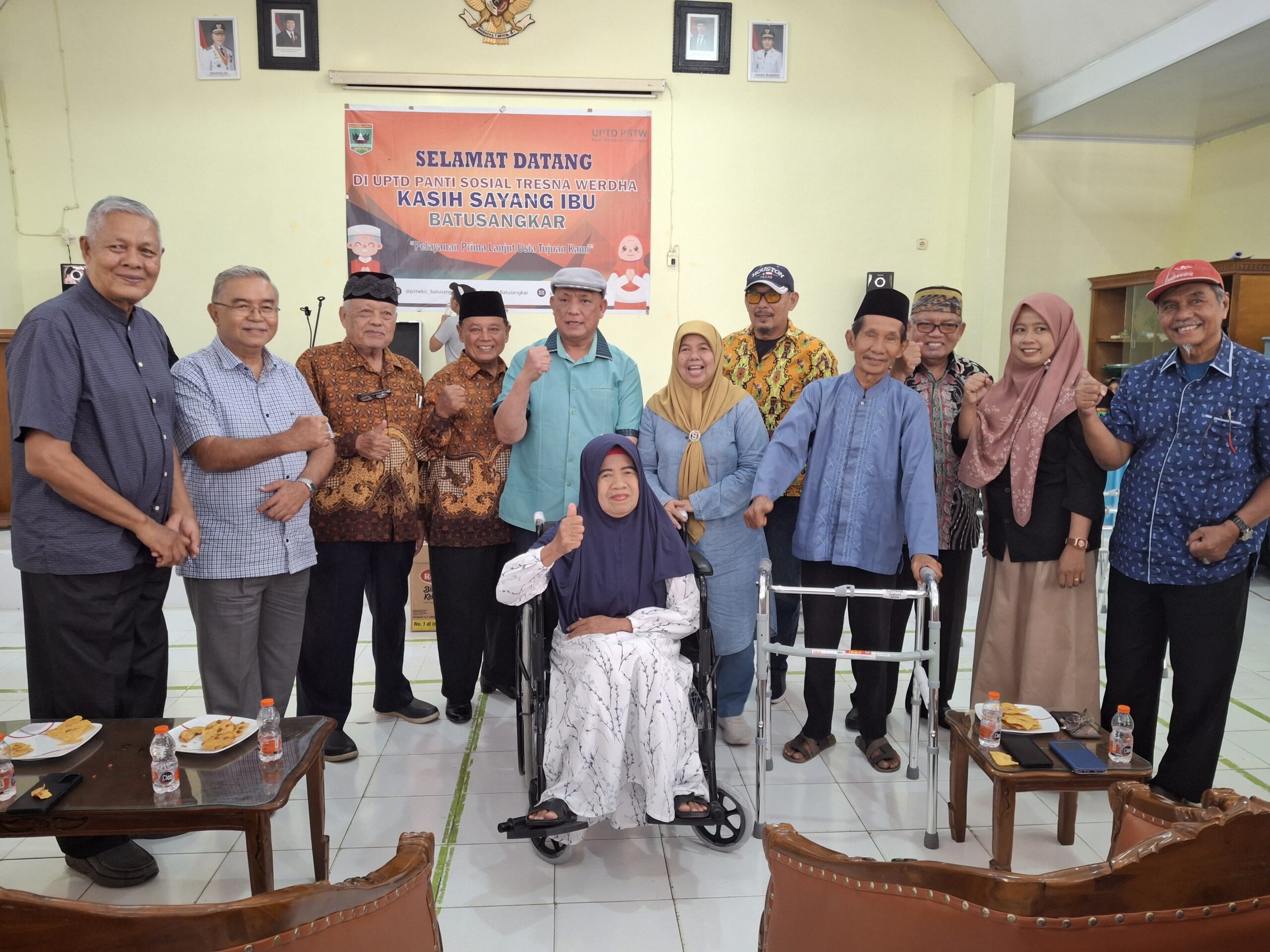 Riang Gembira Anjangsana PWRI Sumbar ke Panti Sosial Tresna Werdha Kasih Sayang Ibu