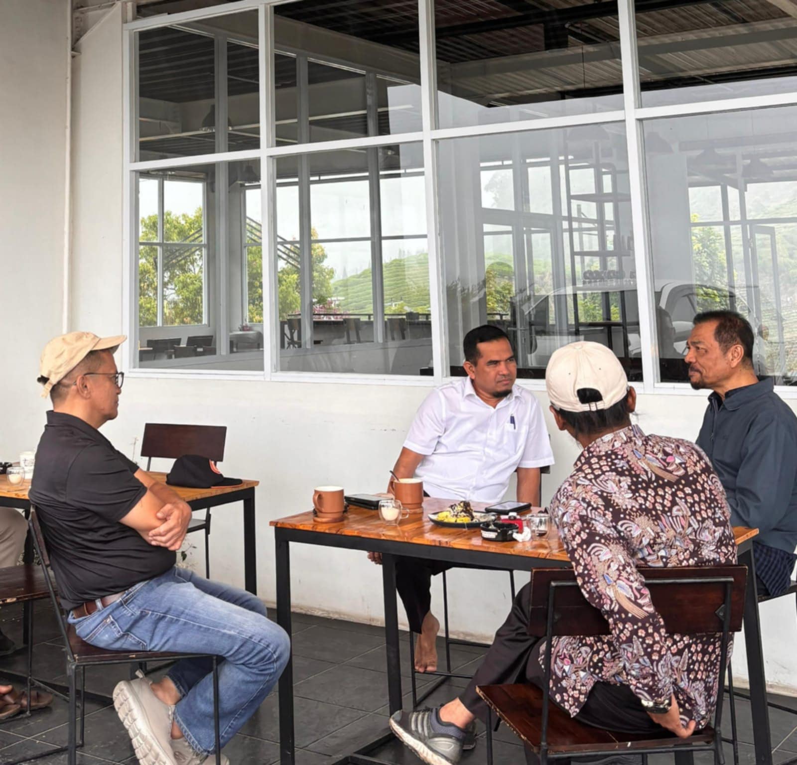 Wakil Bupati Solok Candra Ajak Calon Investor Keliling Daerah Kenalkan Potensi Investasi