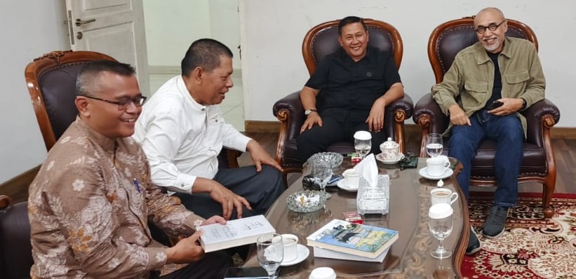 Walikota Bukittinggi Ramlan Nurmatias SH, usai berdiskusi  kesenian dan pendidikan dengan Dr Indra Utama (paling Kanan) dan  Efri Yoni Baikoeni, MA (kiri), Tuanku Rismaidi, SH (kemeja putih) baru baru ini