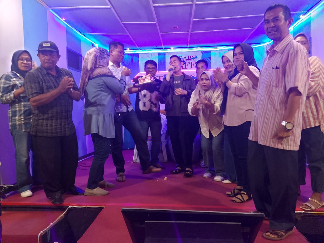 Wartawan Ikut Berikan Kue Ulang Tahun Bhayangkara ke 79