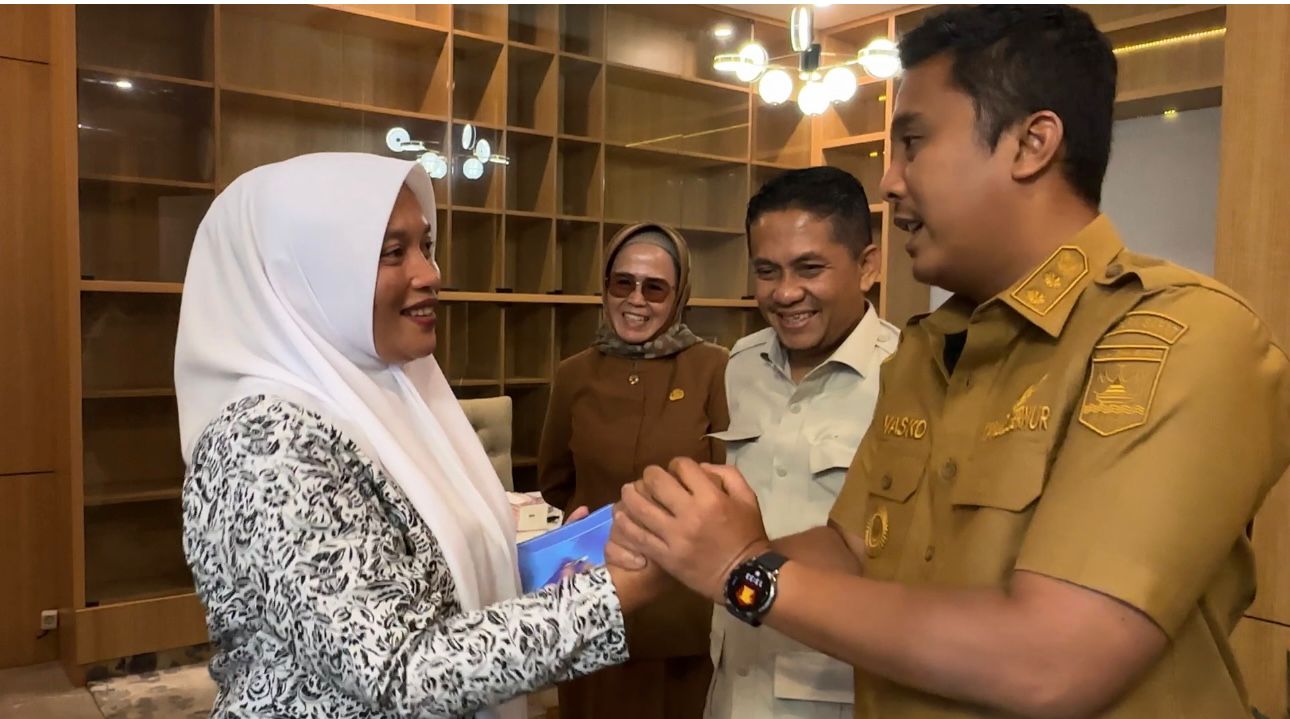 Bidan Dona Lubis, Sang Penyeberang Arus Deras Demi Pasien Dinobatkan Tenaga Kesehatan Teladan Sumbar 2025