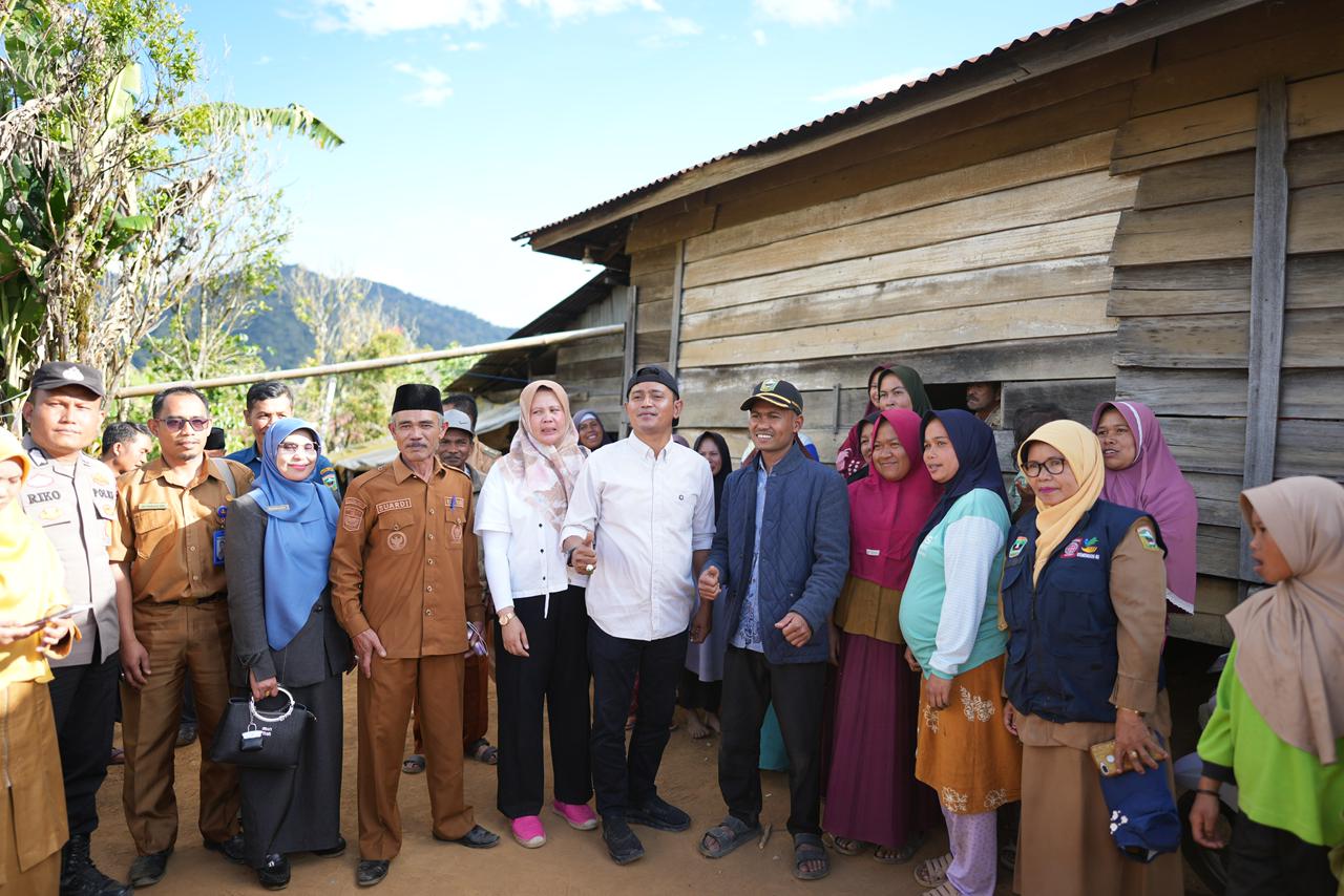 Bupati Solok Jon Firman Pandu Kunjungi Warga yang Membutuhkan Bantuan di Jorong Lurah Ingu