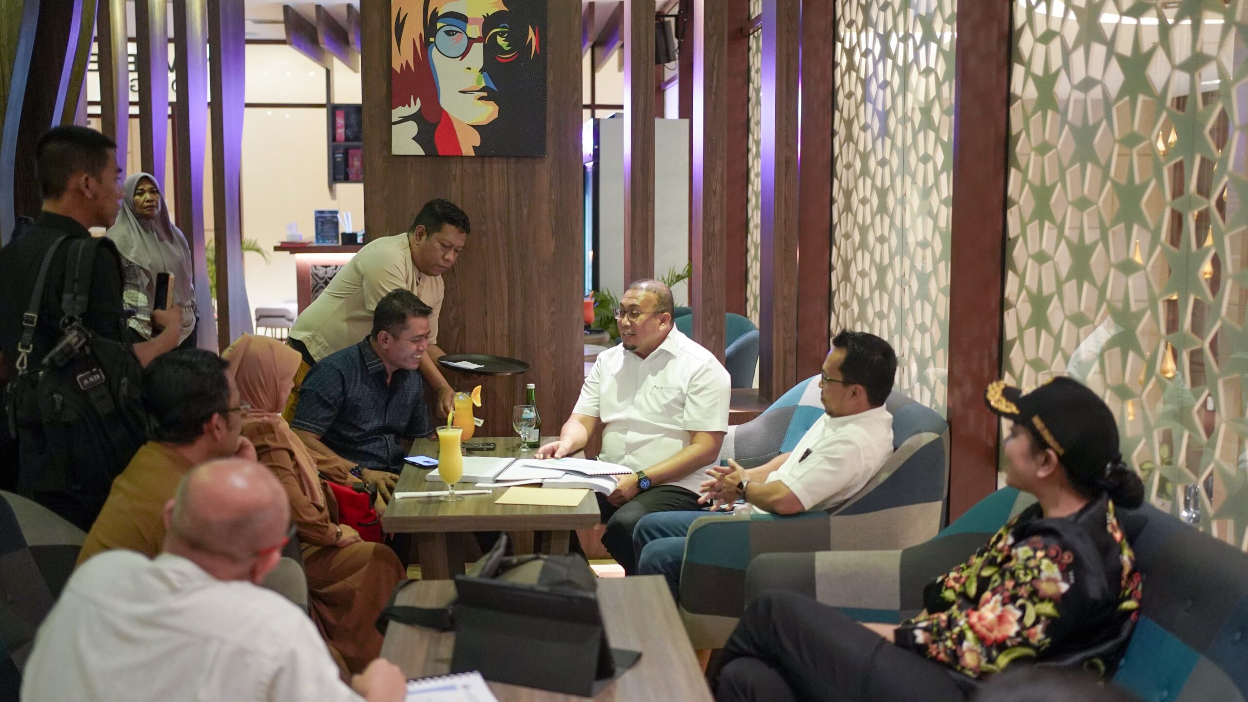 Bupati Solok Jon Firman Pandu serahkah Proposal ke Anggota DPR RI untuk Pelaksanaan Instruksi Jalan Daerah di Kabupaten Solok