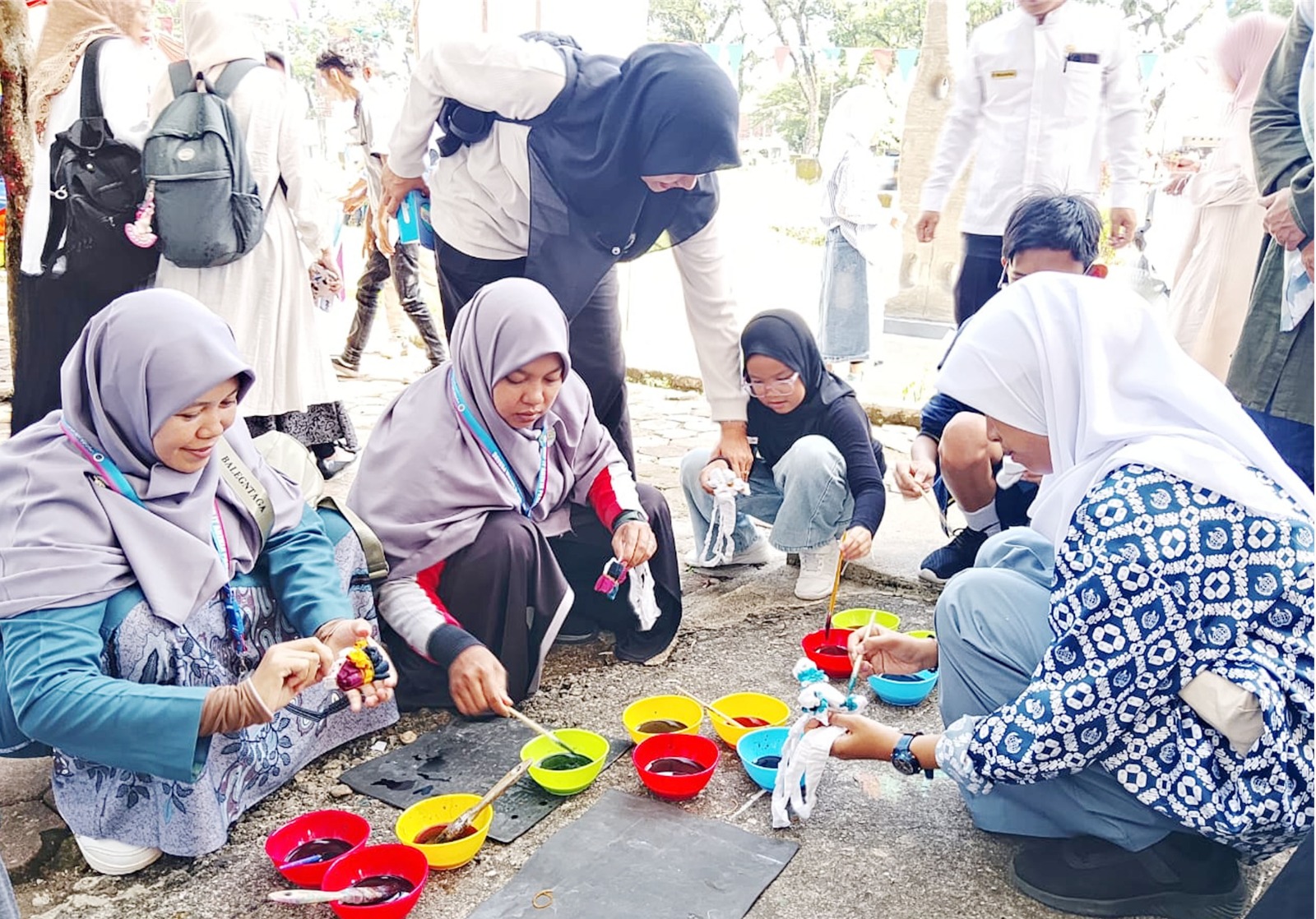 Keseriusan Peserta Workshop Ecoprin dan Ikat Celup Batik Mengerjakan Tugas Masing Masing