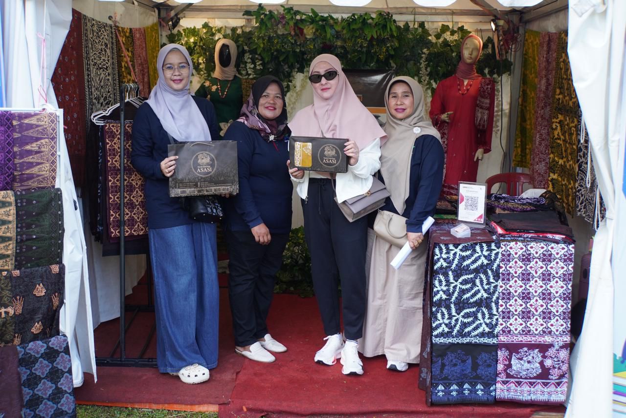 Ketua Dekranasda Kota Padang Panjang Maria Feronika Hendri Tinjau Seluruh Stand Festival Literasi, Ajak Pelaku UMKM Tingkatkan Kualitas Produk