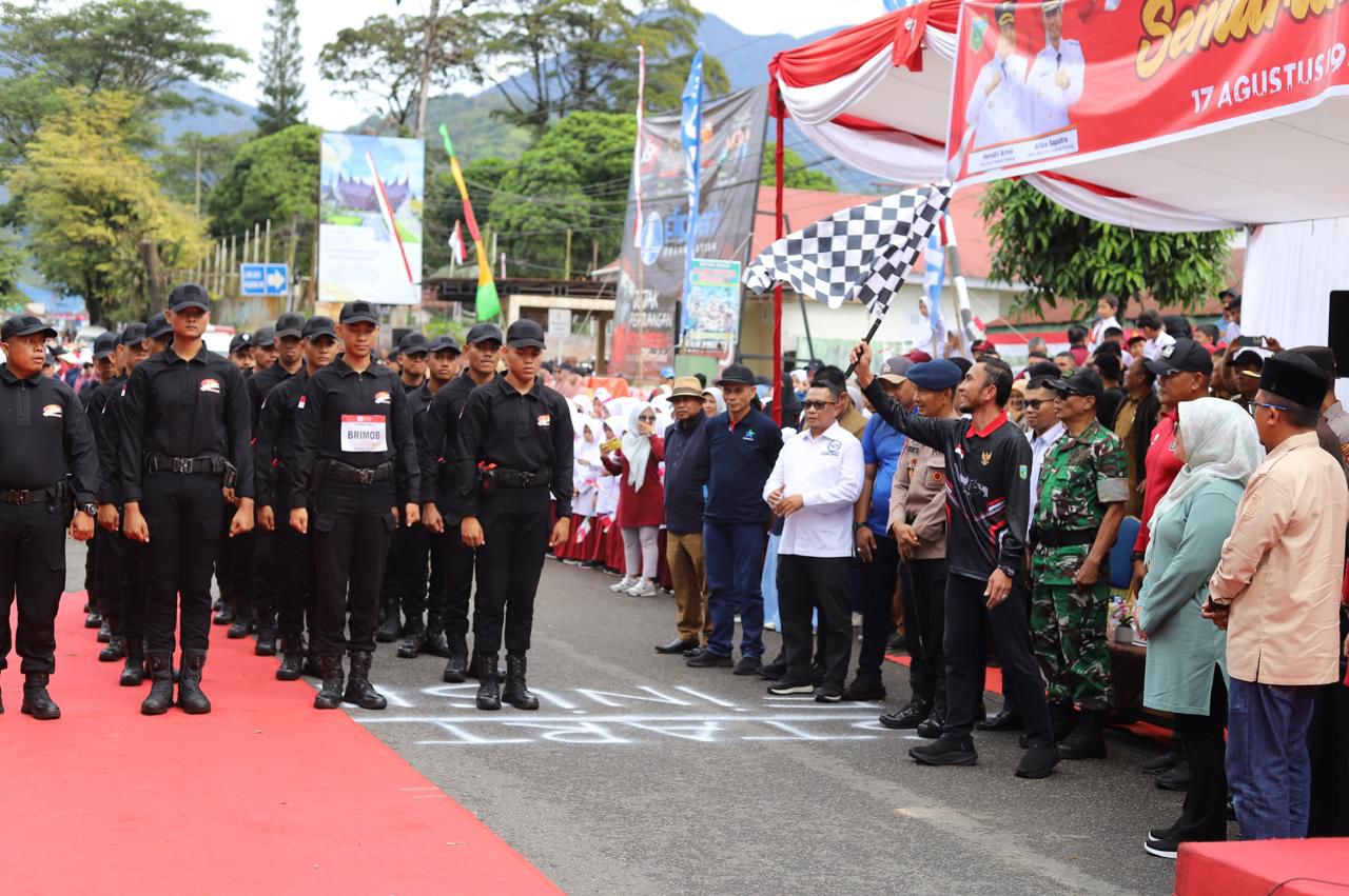 Meriahkan HUT ke-80 RI, Wawako Padang Panjang Allex Saputra Buka Lomba Gerak Jalan Tepat Waktu