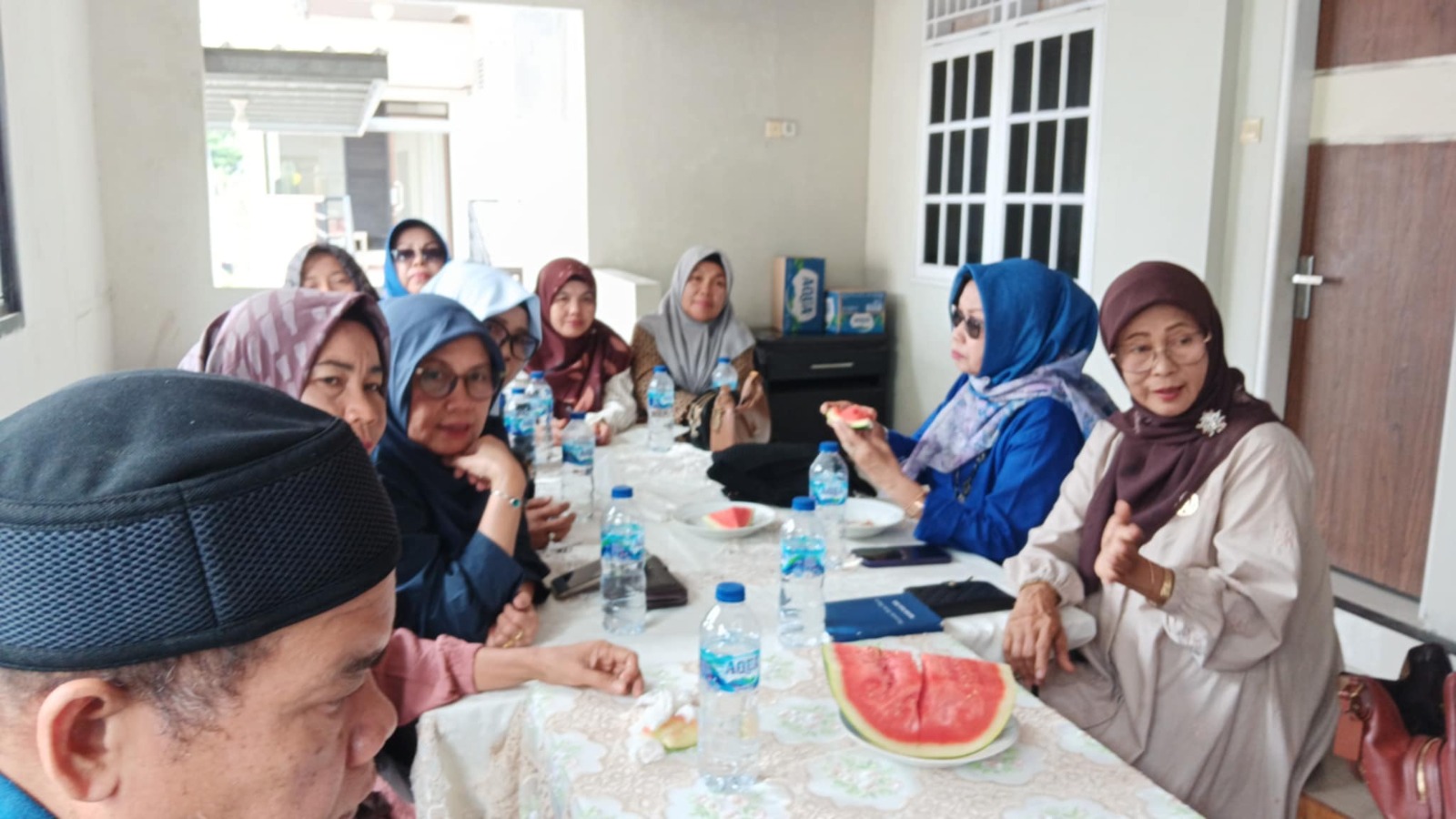 Nirmawati paling kanan diantara alumni senior SSRI Negeri Padang bersama sejumlah alumni turut mendiskusikan HUT ke 60 SSRI/SMSR/SMKN 4 Padang