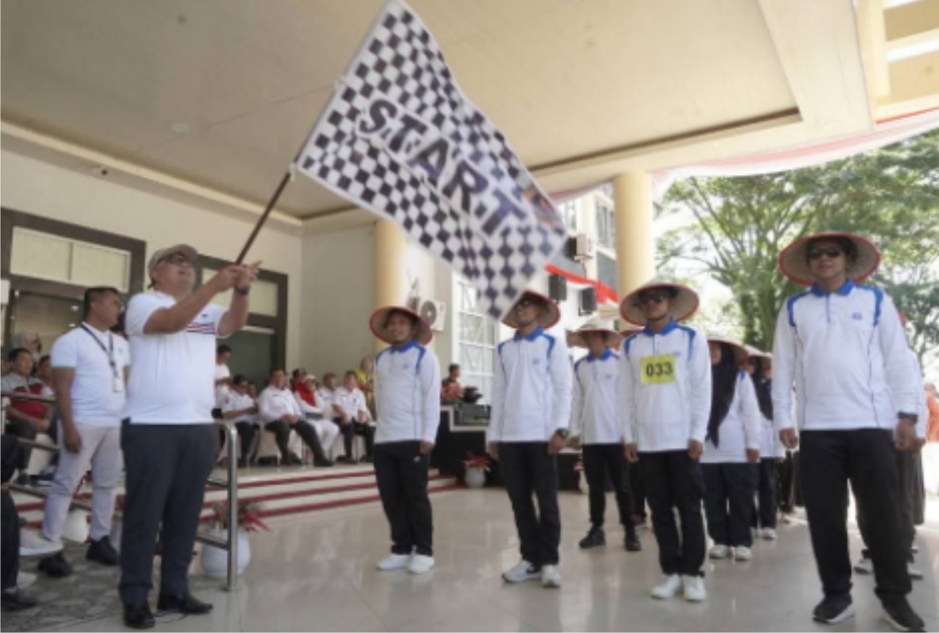 Pakaian Unik Hingga Yel-Yel Semangat Sambut Gerak Jalan Santai Antar OPD Solok Selatan