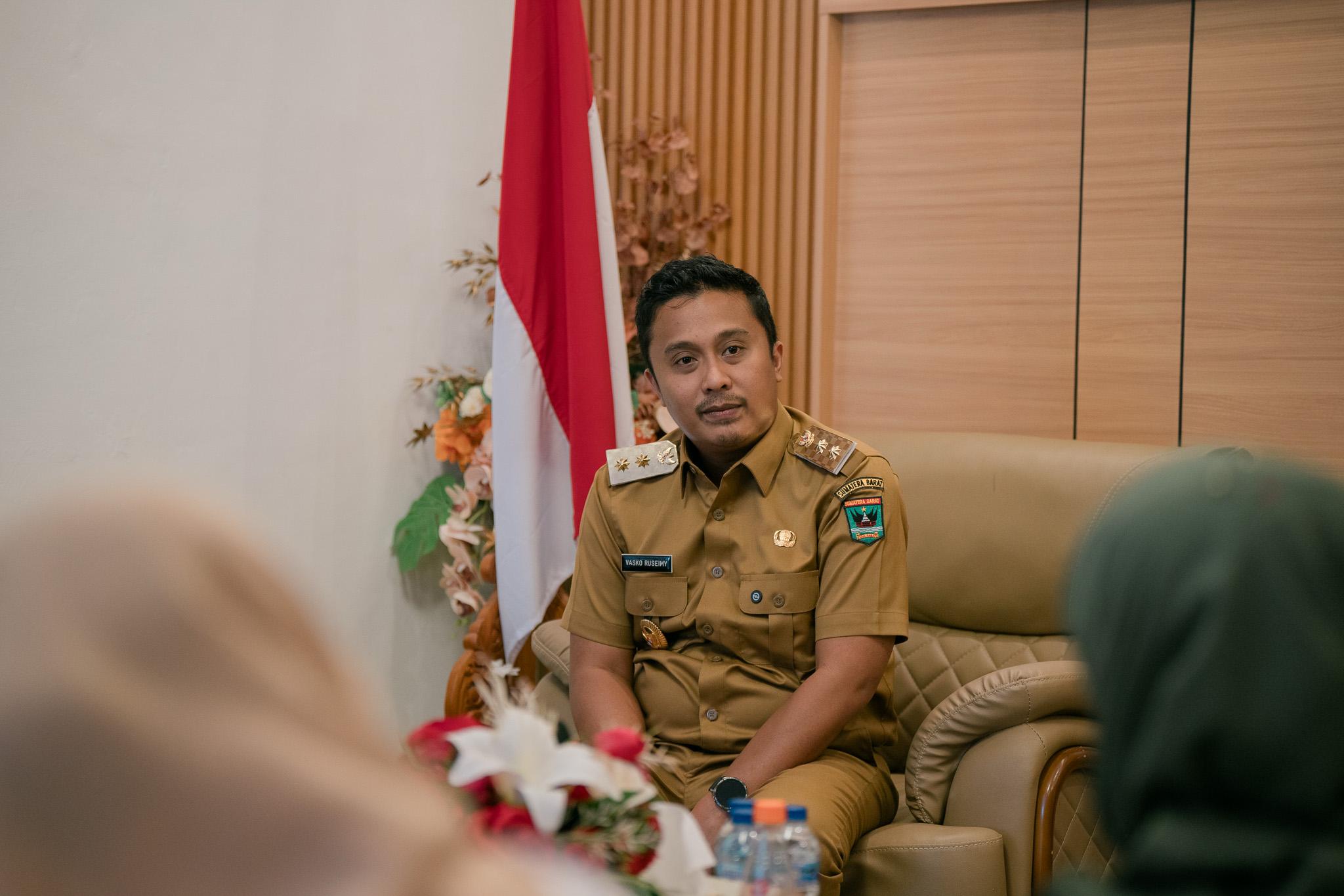 Pemprov Sumbar Tindaklanjuti Video Viral Bidan di Pasaman Seberangi Sungai demi Pasien Penderita TBC