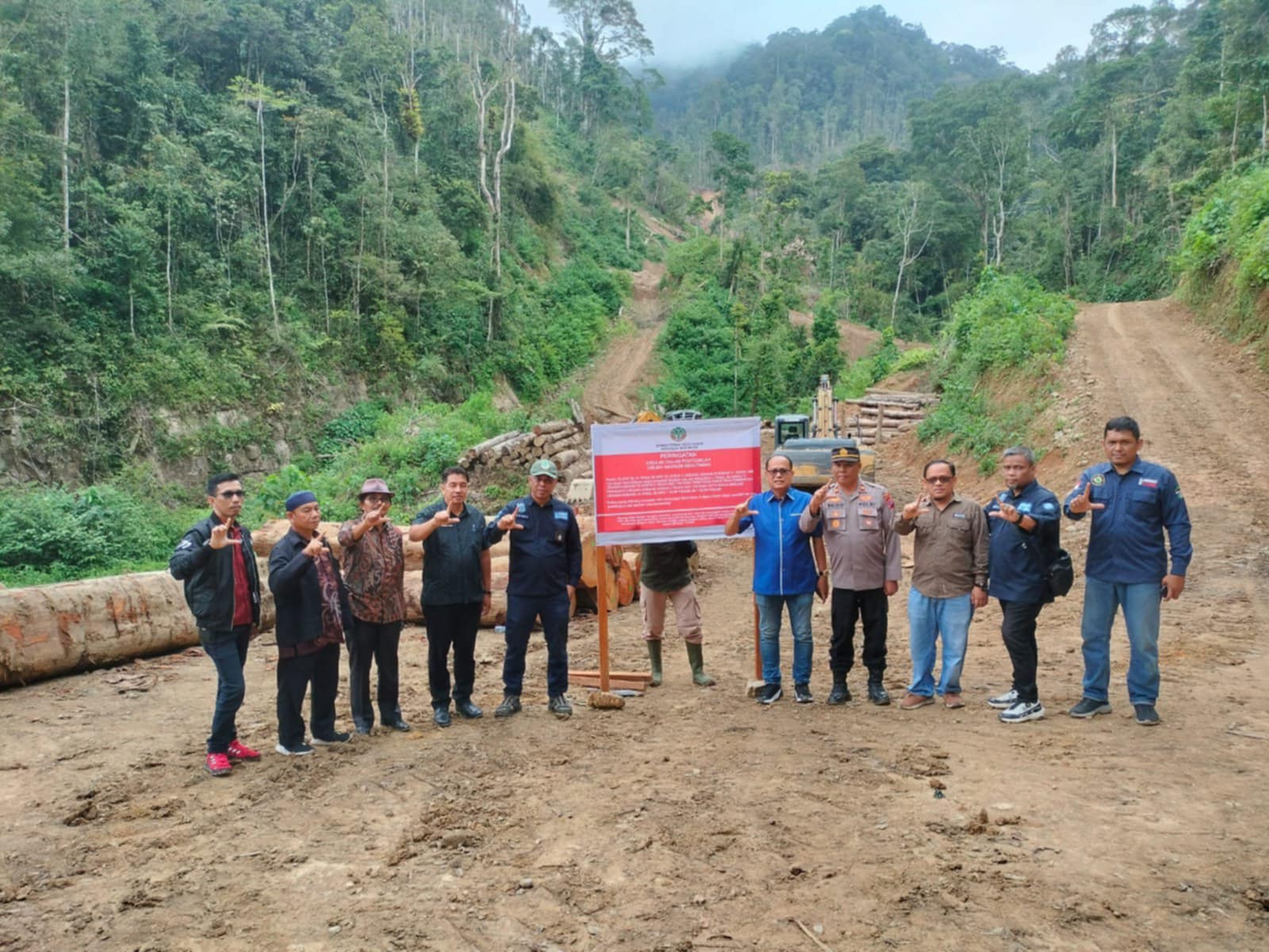 Pengambilan Kayu di Sariek Bayang di Segel, Tim Gabungan Gakkum Kemenhut, Pemkab dan Polres Solok Pasang Plang Penutupan