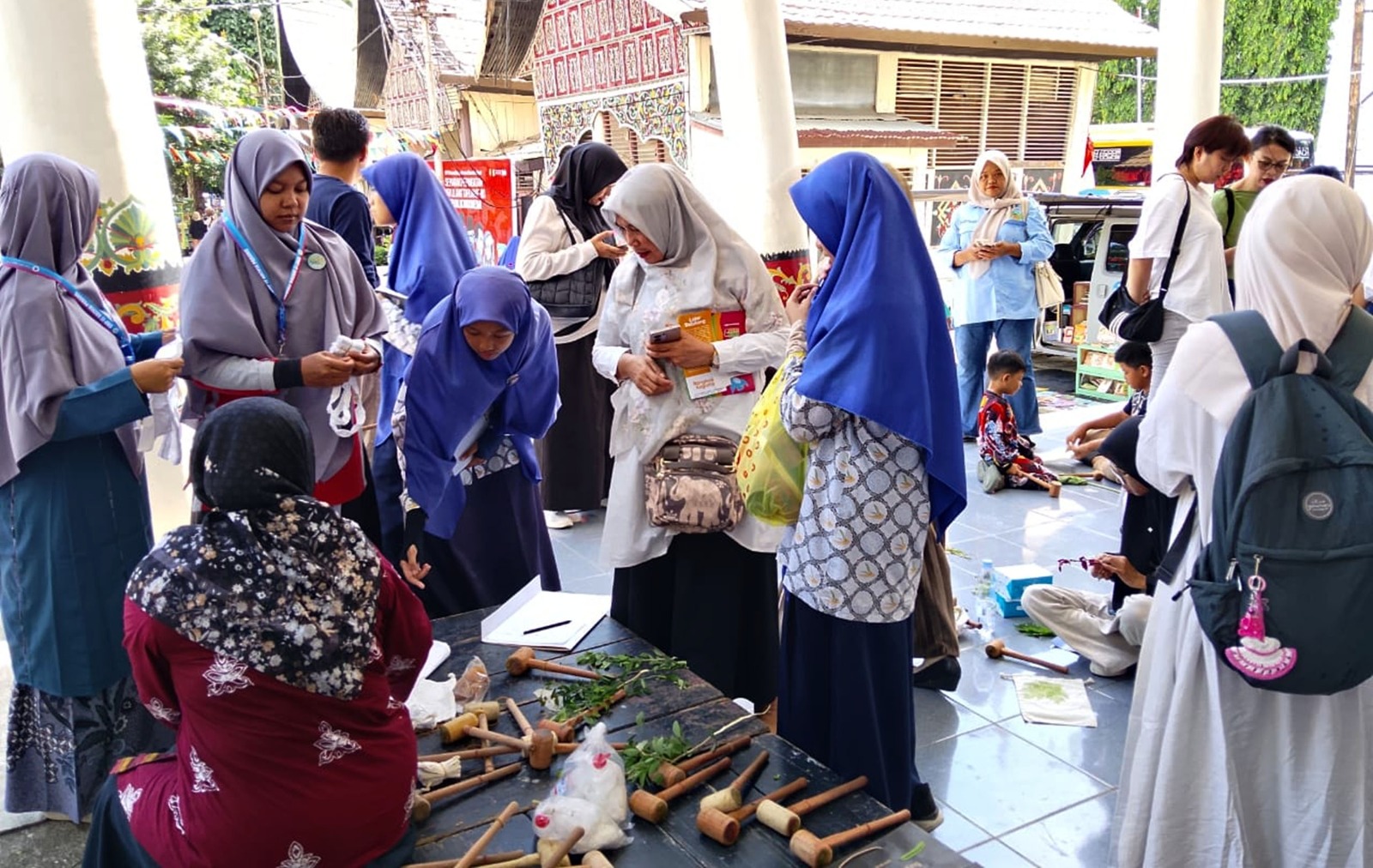 Peserta Workshop memperhatikan Alat dan Bahan Ecoprin dan Ikat Celup Batik dengan serius sebelum kegiatan dimulai