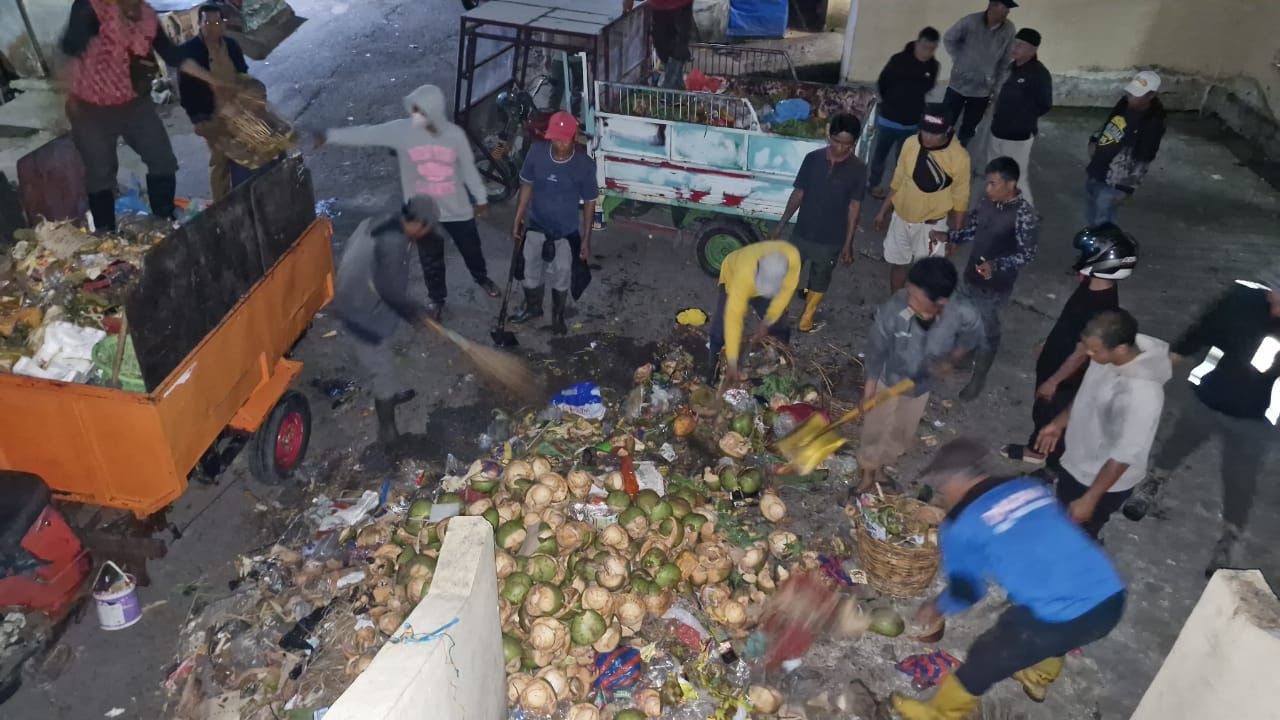 Volume Sampah Tinggi Saat Hari Balai, Pemerintah Kota Padang Panjang Gelar Goro Malam di Pasar Pusat
