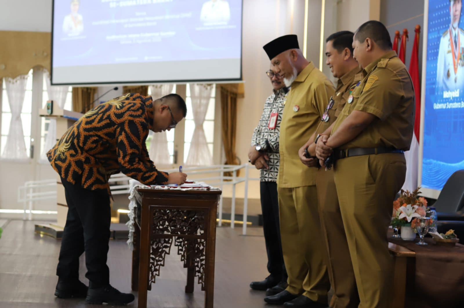 Wali Kota Padang Panjang Hendri Arnis Pimpin Langsung Komitmen Pelayanan Dasar di Rakor Provinsi Dukung Penuh Standar Pelayanan Minimal