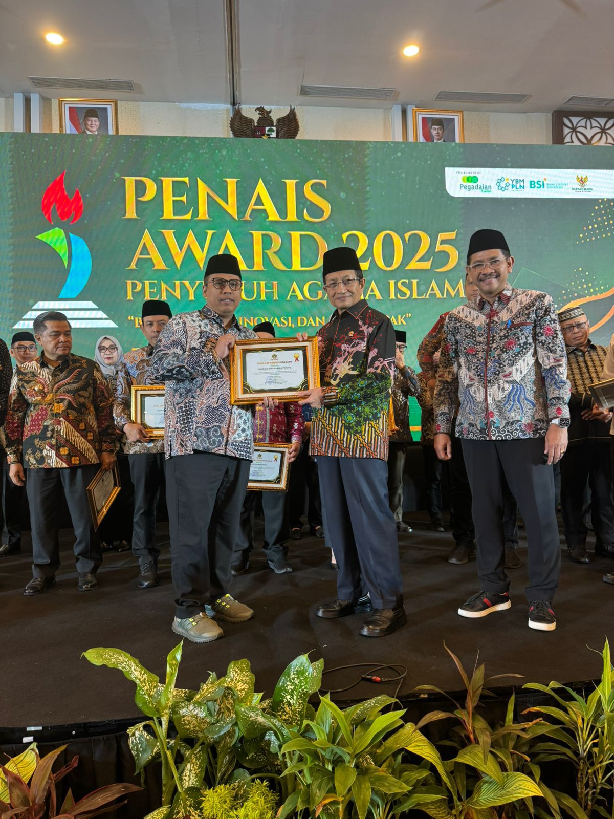Wali Kota Padang Panjang Raih Kepala Daerah Pendukung Gerakan Zakat Indonesia dan PENAIS Award 2025