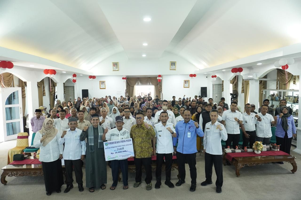 108 Warga Terima Bantuan Perbaikan Rumah Tidak Layak Huni di Padang Panjang
