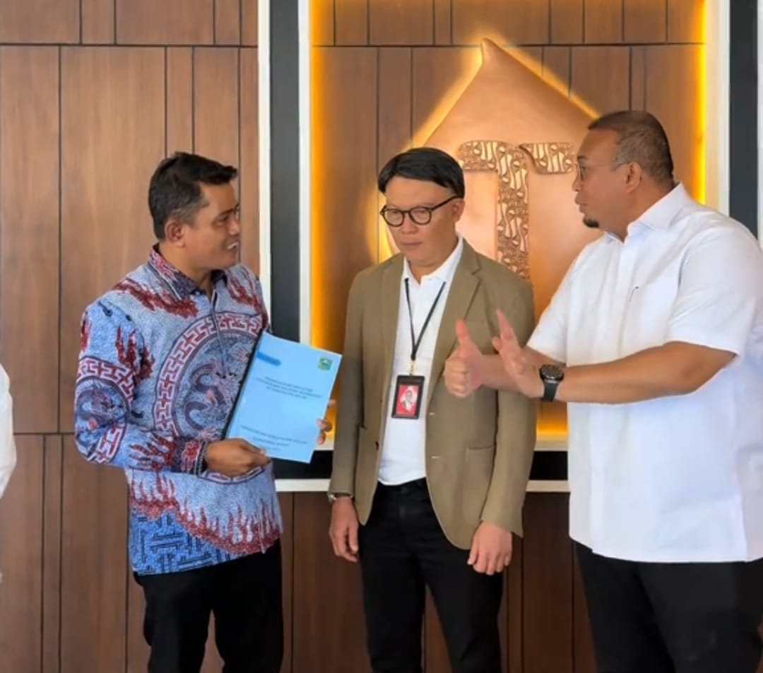 Bupati Solok Jon Firman Pandu Dampingi Andre Rosiade Usulkan Tambahan Enam Tower Base Transceiver Station Telkomsel