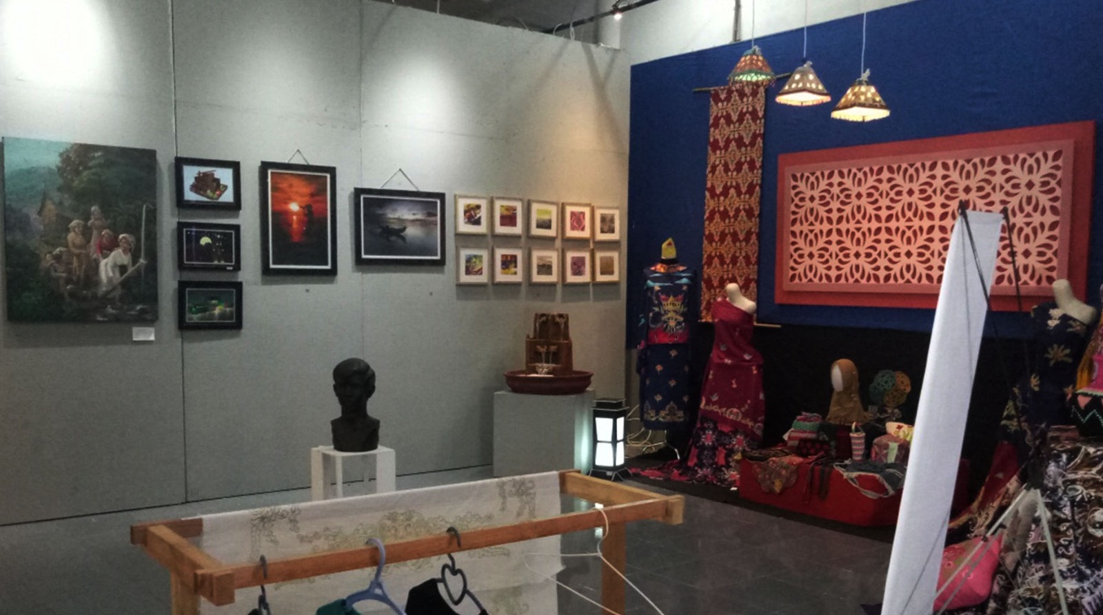 Diantara Ruang Pameran HUT ke 60 SSRI-SMSR-SMKN 4 Padang