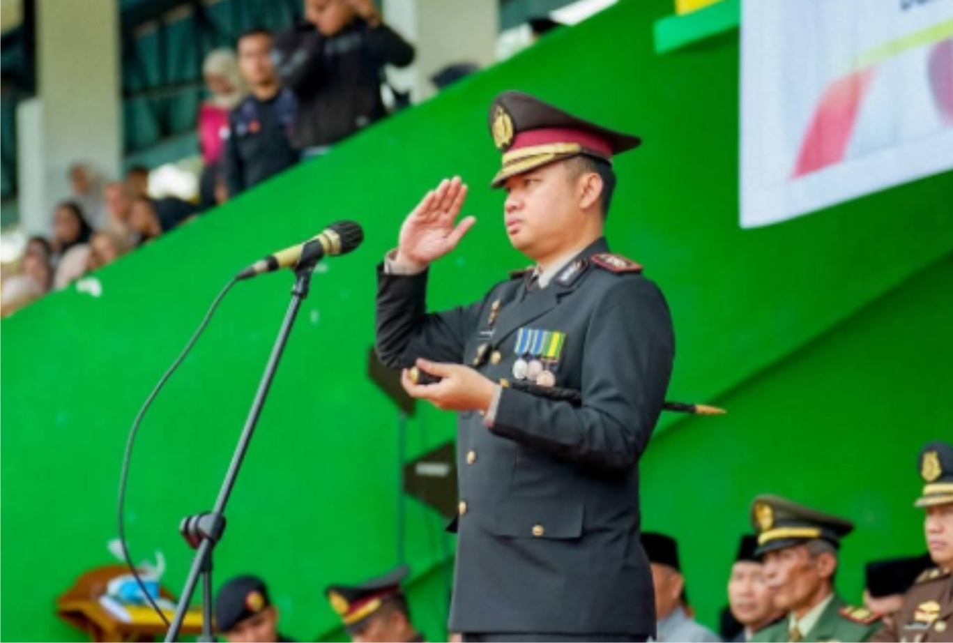 Kapolres AKBP M Faisal Perdana Pimpin Upacara Penurunan Bendera Merah Putih di Solok Selatan