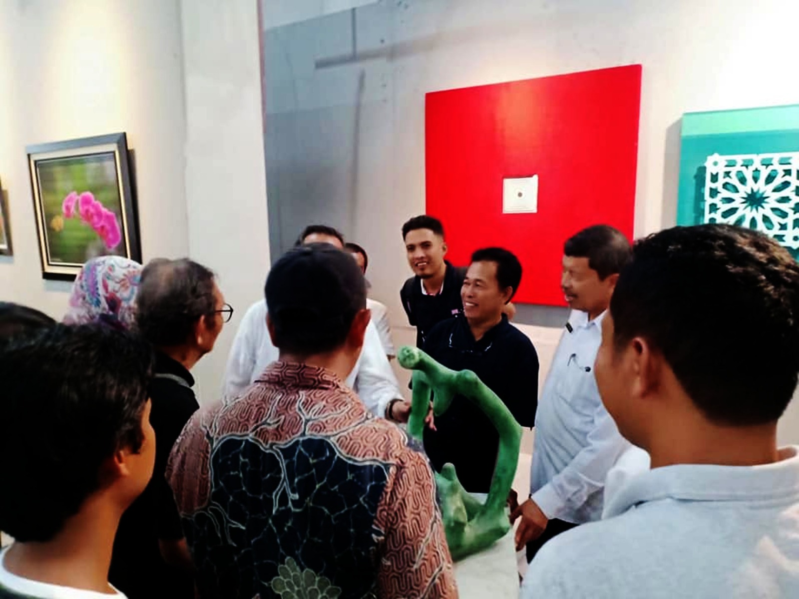 Penjeasan Karya dalam suatu kesempatan pameran oleh kurator