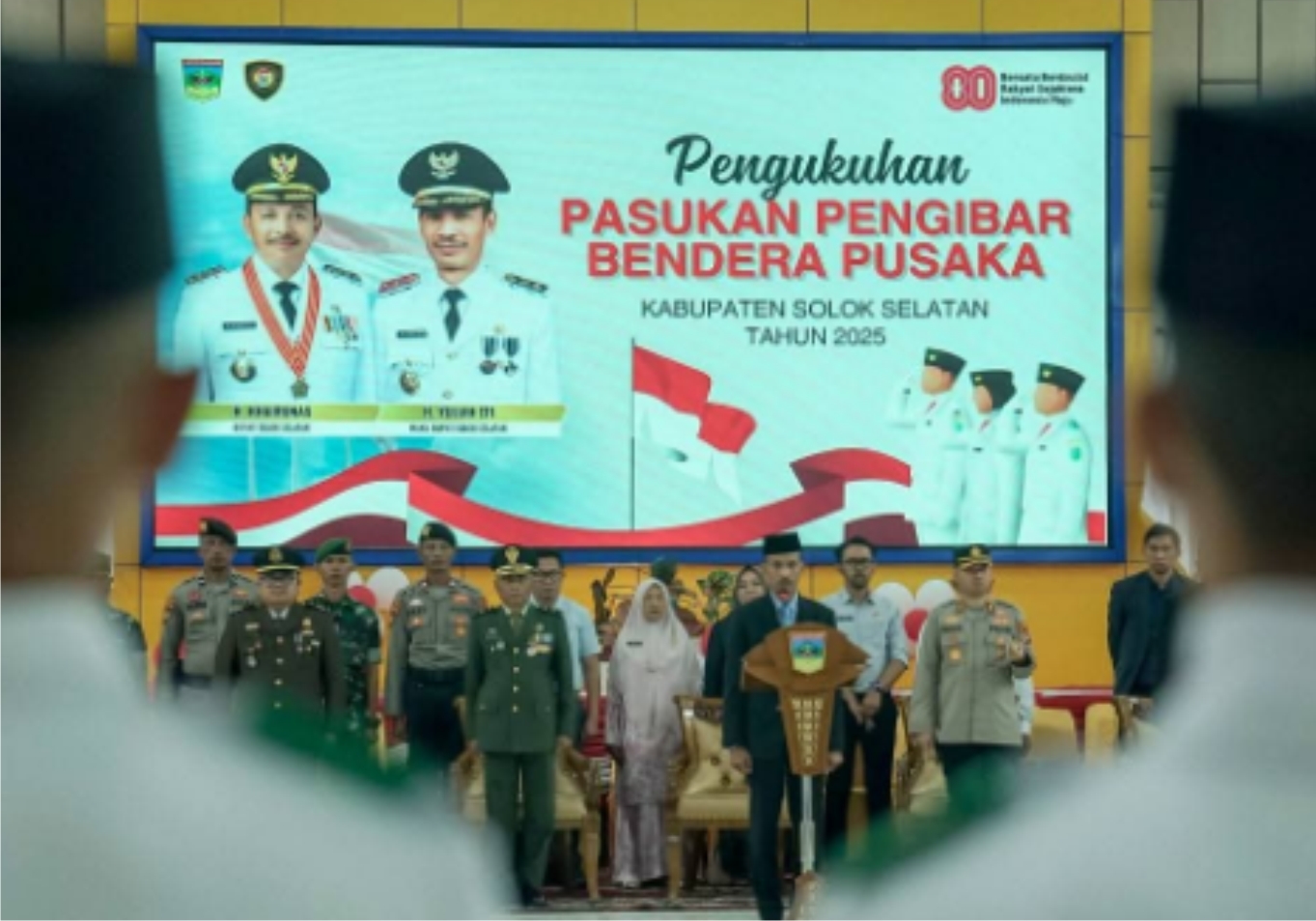 Wabup Solok Selatan Yulian Efi Kukuhkan Anggota Paskibra