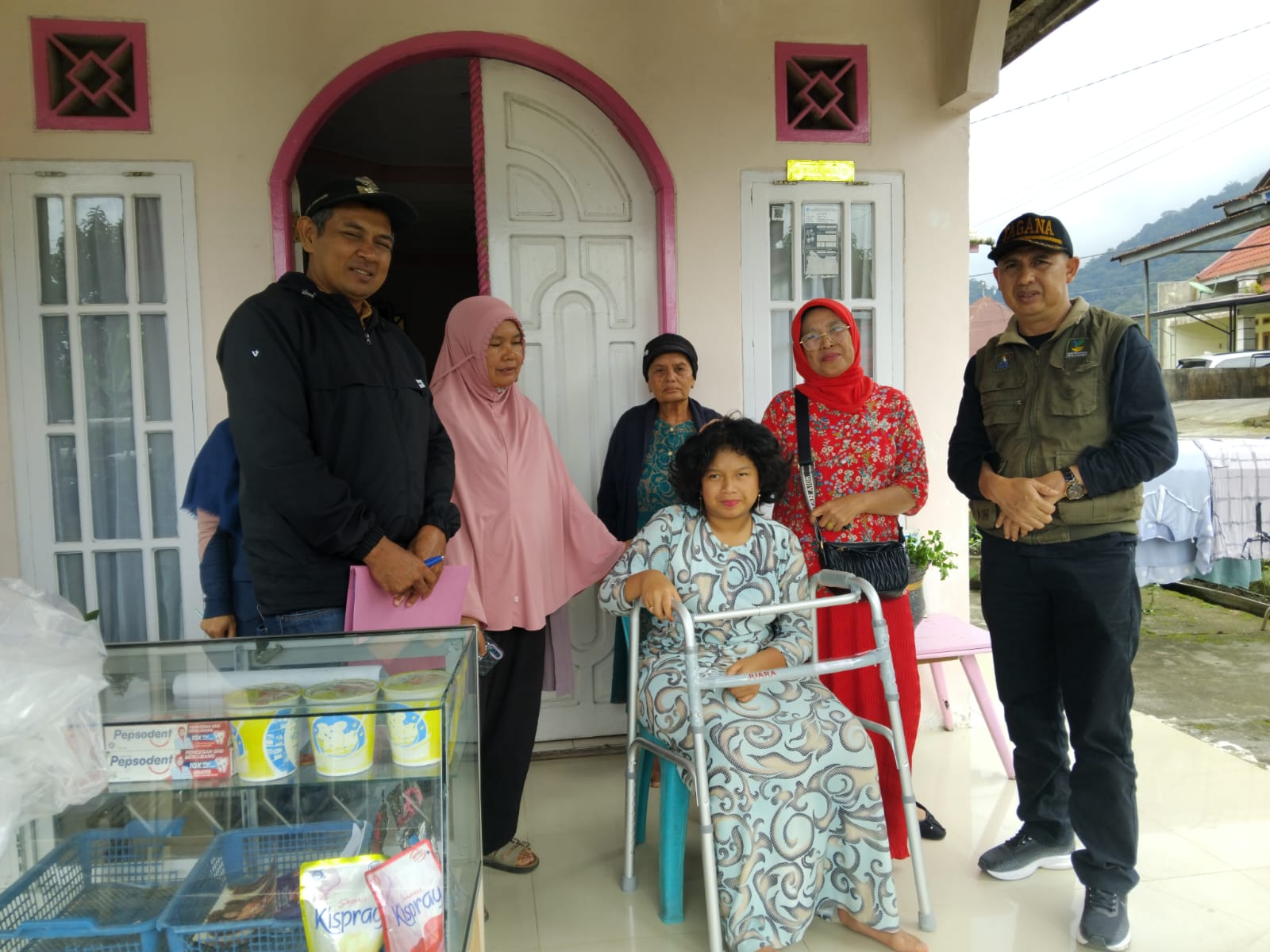 Warga Kampung Manggis Terima Bantuan Alat Bantu Jalan dari DSPPKBPPPA Padang Panjang