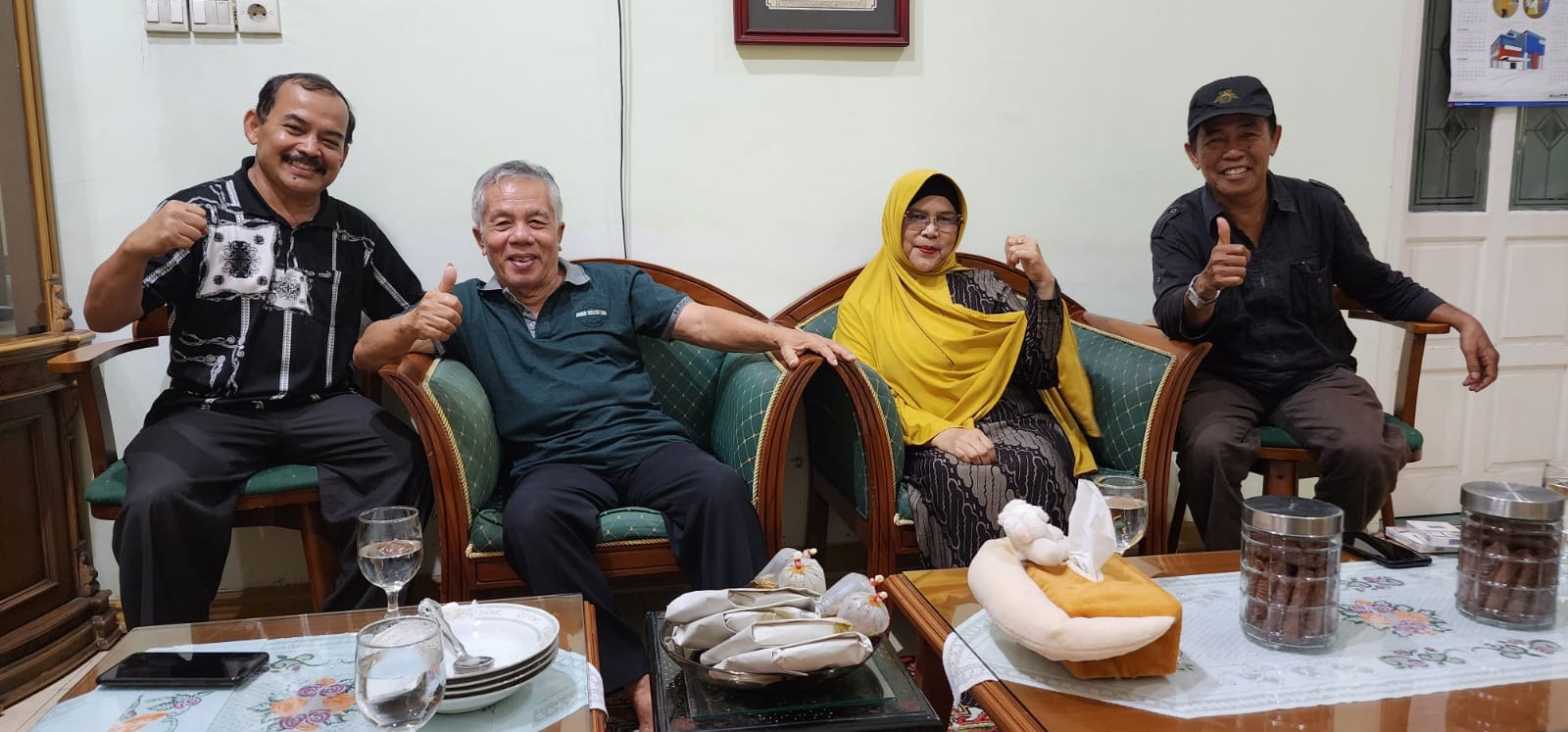 Agus Taher dan sang isteri tercinta saat menerima Pematung Nasional Yusman di kediamanya, Tahun 2023