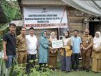 Ketua TP PKK Solok Selatan Erniati Khairunas Salurkan Bantuan Bedah Rumah di Sungai Padi Selatan Ketua TP PKK Solok Selatan Erniati Khairunas Salurkan Bantuan Bedah Rumah di Sungai Padi Selatan