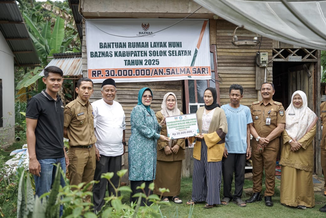 Ketua TP PKK Solok Selatan Erniati Khairunas Salurkan Bantuan Bedah Rumah di Sungai Padi Selatan