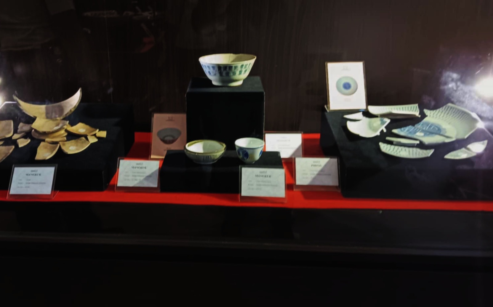 Pecahan Keramik Akibat Gempa 2009 di salah satu etalase Museum Adityawaran Sumbar Jalan Diponegoro No. 10, Padang