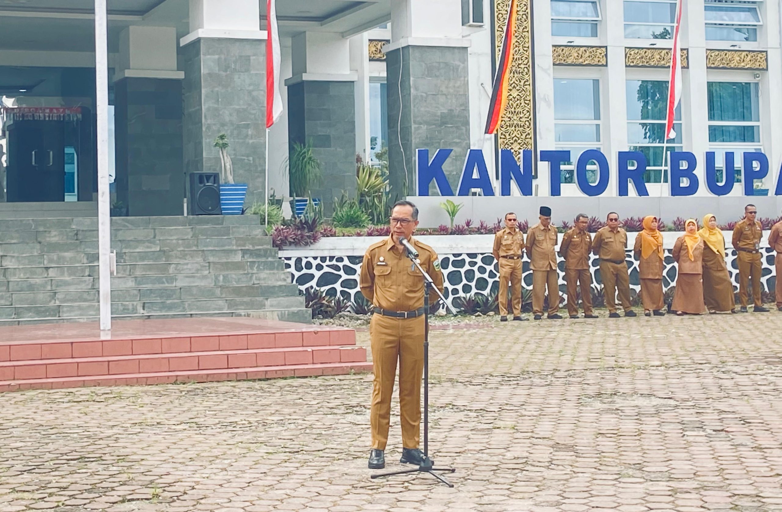 Sekda Medison Ingatkan Kedisiplinan dan Konsistensi dalam Melayani Masyarakat