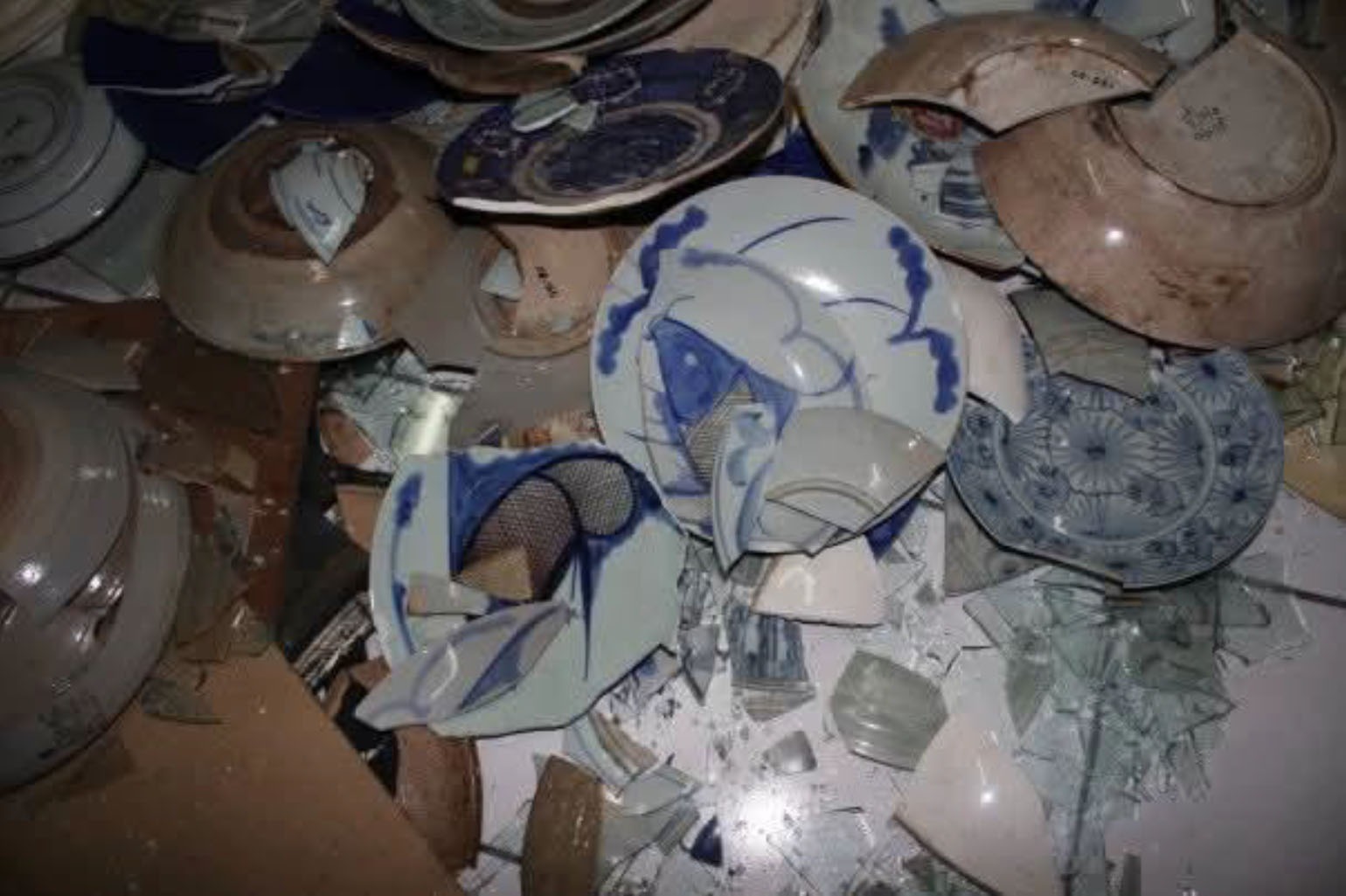 Tumpukan Pecahan Keramik Kuno di Museum Adityawarman Akibat Gempa 2009