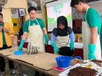 Dosen dan Mahasiswa Universitas Negeri Padang Dorong Pemanfaatan Eco-Enzyme untuk Lingkungan Sehat dan Pencegahan Stunting di Sulit Air Dosen dan Mahasiswa Universitas Negeri Padang Dorong Pemanfaatan Eco-Enzyme untuk Lingkungan Sehat dan Pencegahan Stunting di Sulit Air