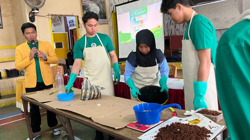 Dosen dan Mahasiswa Universitas Negeri Padang Dorong Pemanfaatan Eco-Enzyme untuk Lingkungan Sehat dan Pencegahan Stunting di Sulit Air