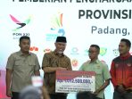 Gubernur Mahyeldi Ansharullah Serahkan Bonus Rp9 Miliar Kepada Para Atlit dan Pelatih berprestasi di Sumbar Gubernur Mahyeldi Ansharullah Serahkan Bonus Rp9 Miliar Kepada Para Atlit dan Pelatih berprestasi di Sumbar
