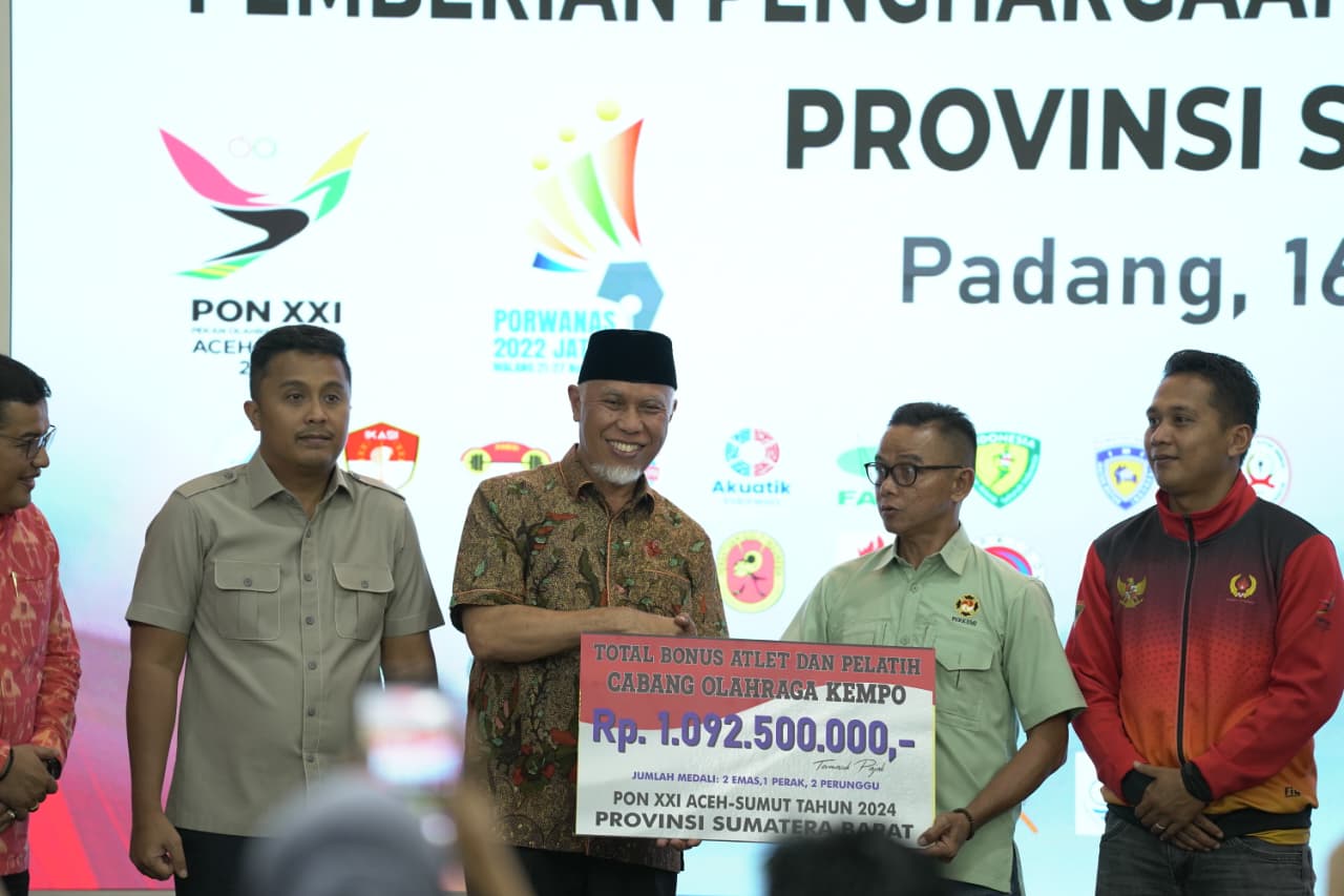 Gubernur Mahyeldi Ansharullah Serahkan Bonus Rp9 Miliar Kepada Para Atlit dan Pelatih berprestasi di Sumbar