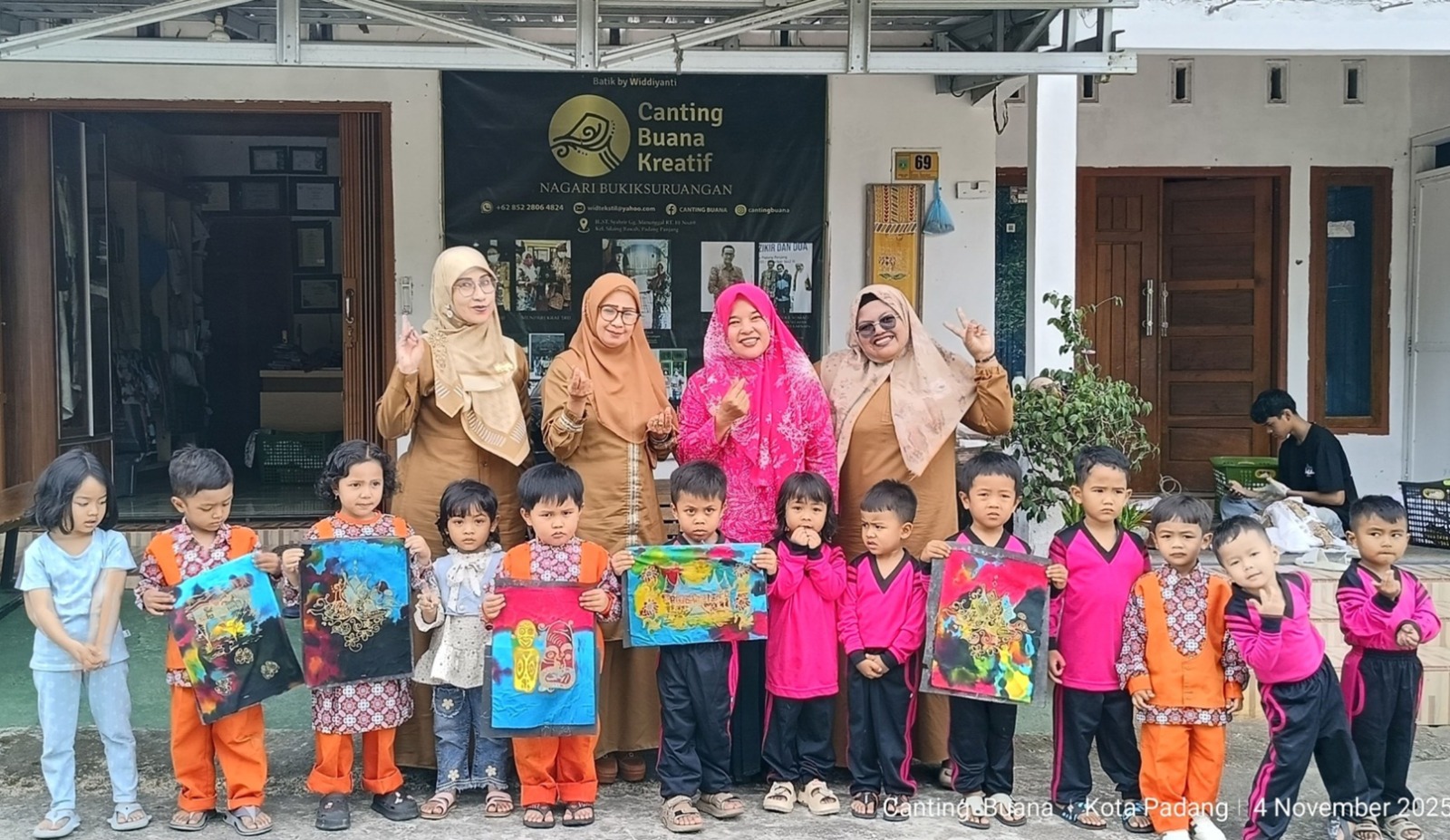 Tak butuh waktu 1 jam peserta didik PAUD Faturahman selesai mewarnai kain batik di Sanggar Canting Buana Batik Padangpanjang