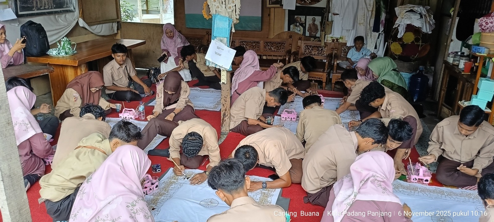 Peserta Didik dari Madrasah Aliyah Swasta YDSI-IC Kota Pariaman latihan Membatik dan Ecoprint
