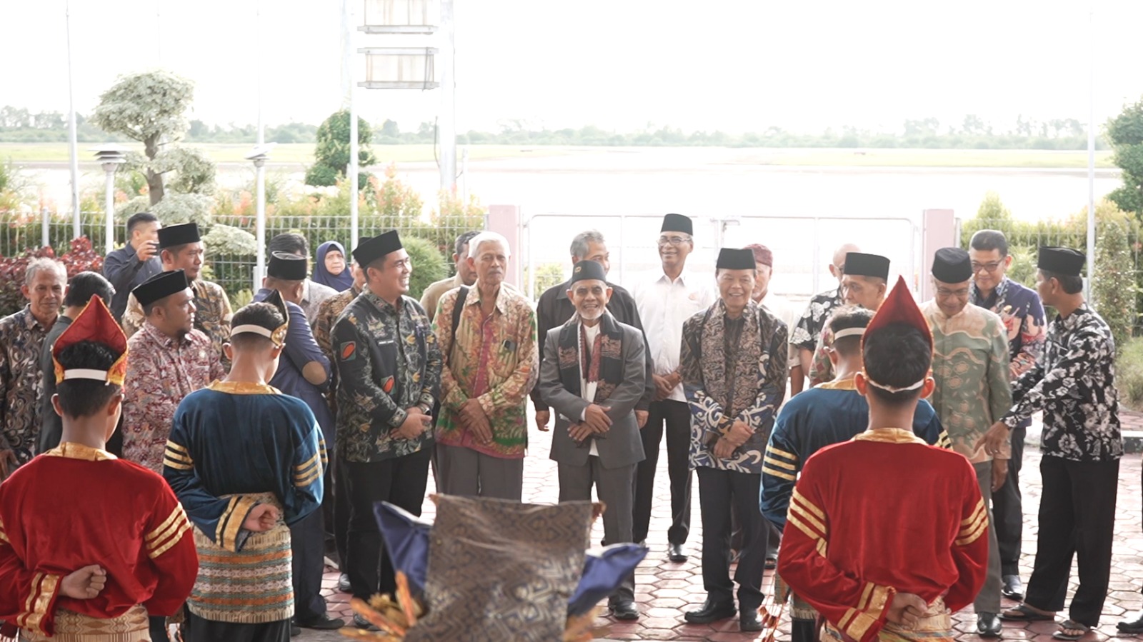 Peserta Konferensi Wakaf Internasional Mulai Berdatangan, Pimpinan Gontor Disambut di Bandara Internasional Minangkabau