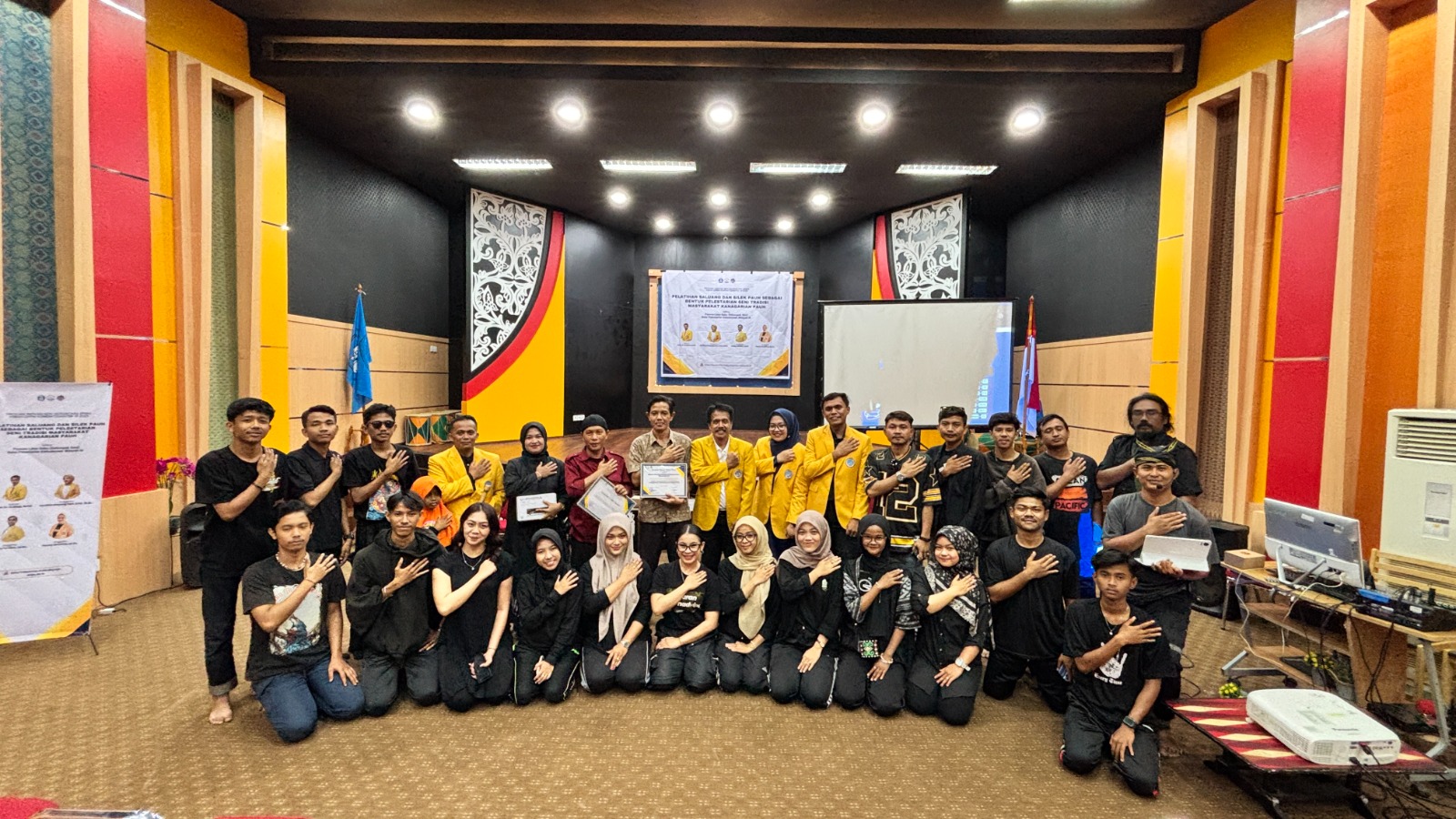 Universitas Negeri Padang Dorong Regenerasi Seni Tradisi Melalui Pelatihan Saluang dan Silek Pauh di Kenagarian Pauh