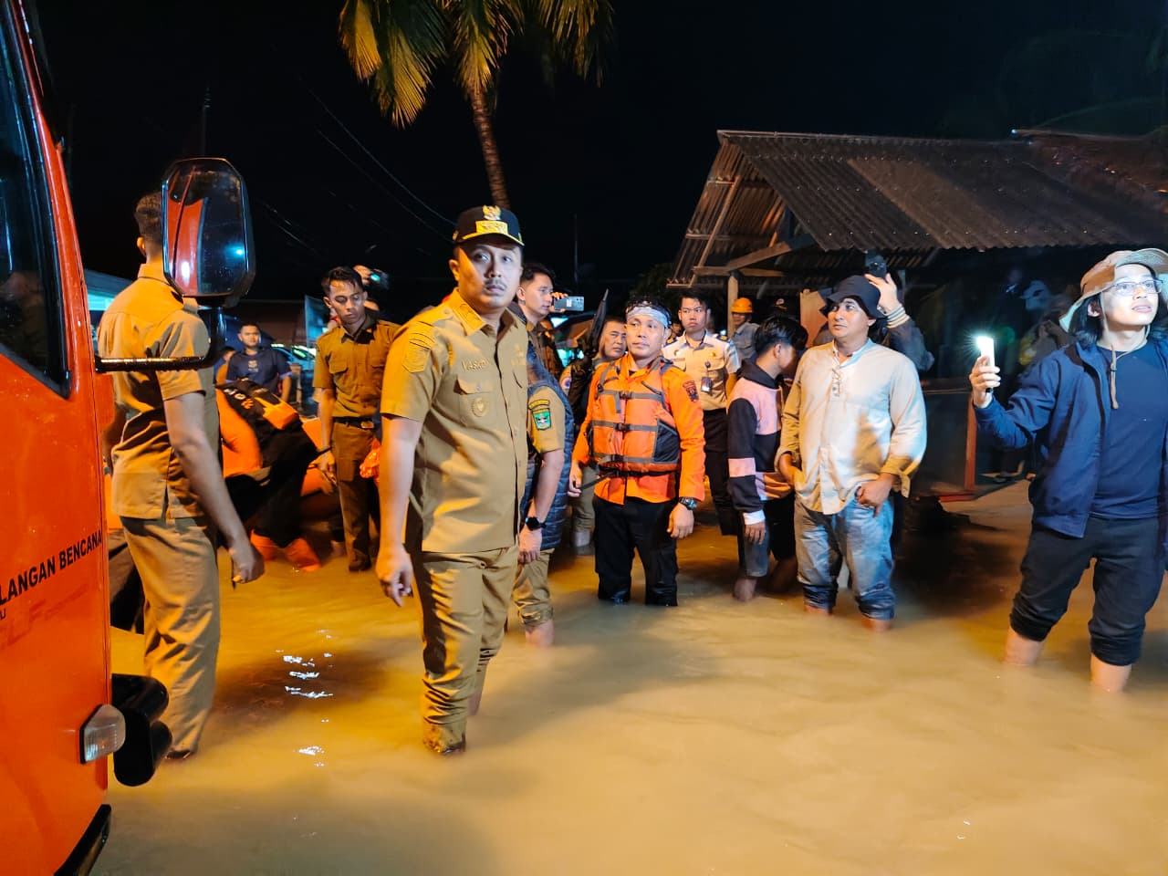 Wagub Sumbar Vasko Ruseimy Tinjau Korban Banjir di Ulakan, Salurkan Bantuan dan Instruksikan Penanganan Cepat