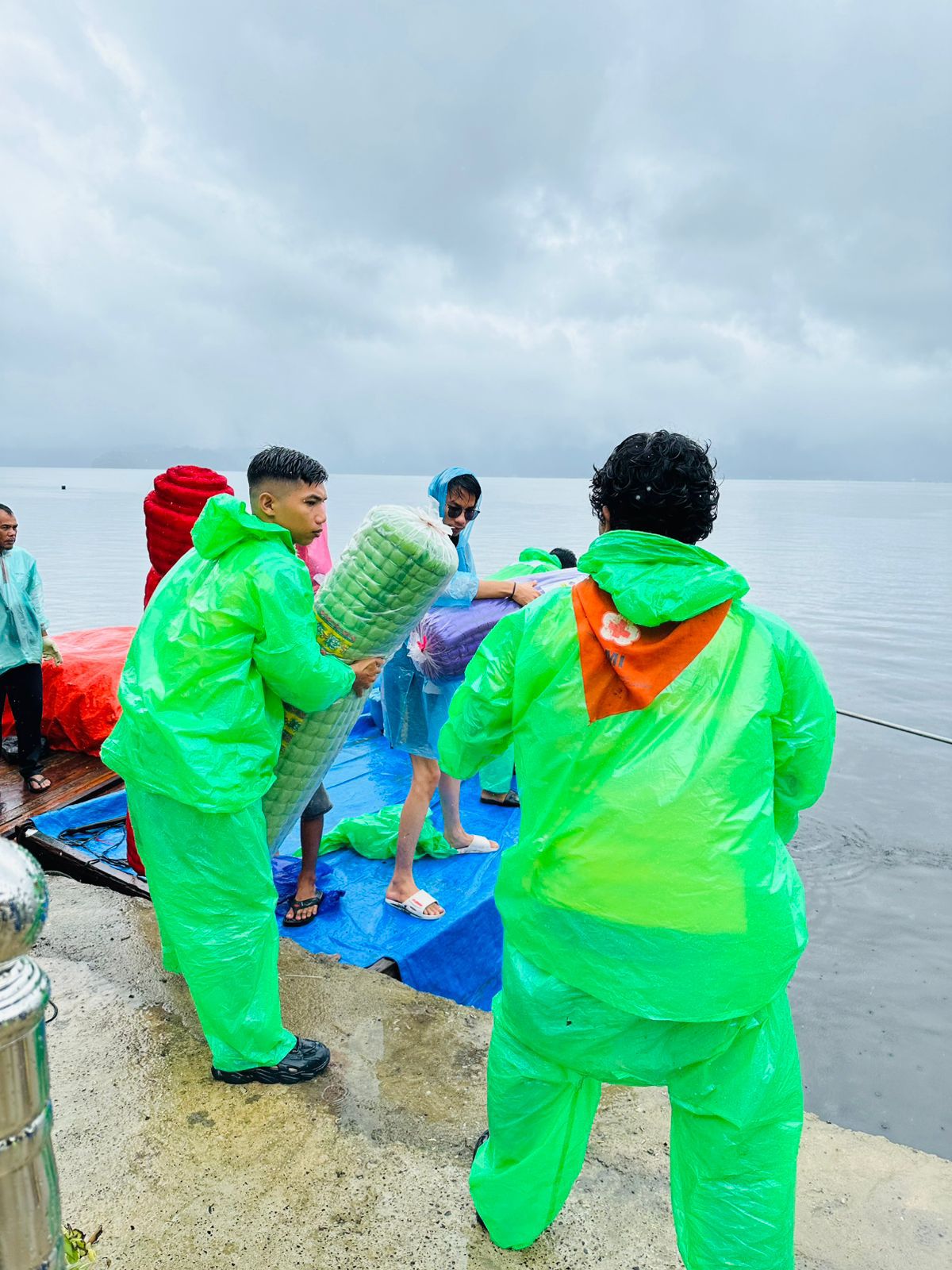 Akses Darat Terputus, Universitas Negeri Padang Kirim Bantuan Lewat Jalur Air Gunakan Ponton ke Sungai Batang Maninjau