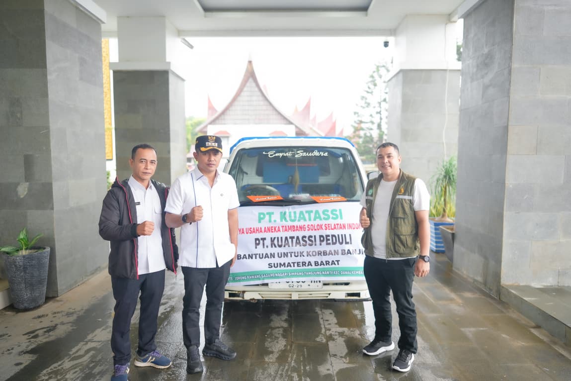 Bupati Jon Firman Pandu Terima dan Apresiasi Bantuan dari PT. Kuatassi Dua Posko Bencana di Kabupaten Solok