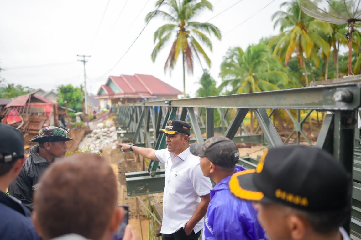 Bupati Jon Firman Pandu Tinjau Pembangunan Jembatan Bailey di Jorong Sawah Suduik Selayo Kolaborasi Batalion Zikon 13 dan Batalion TP 889 Kodam XX/Tuanku Imam Bonjol